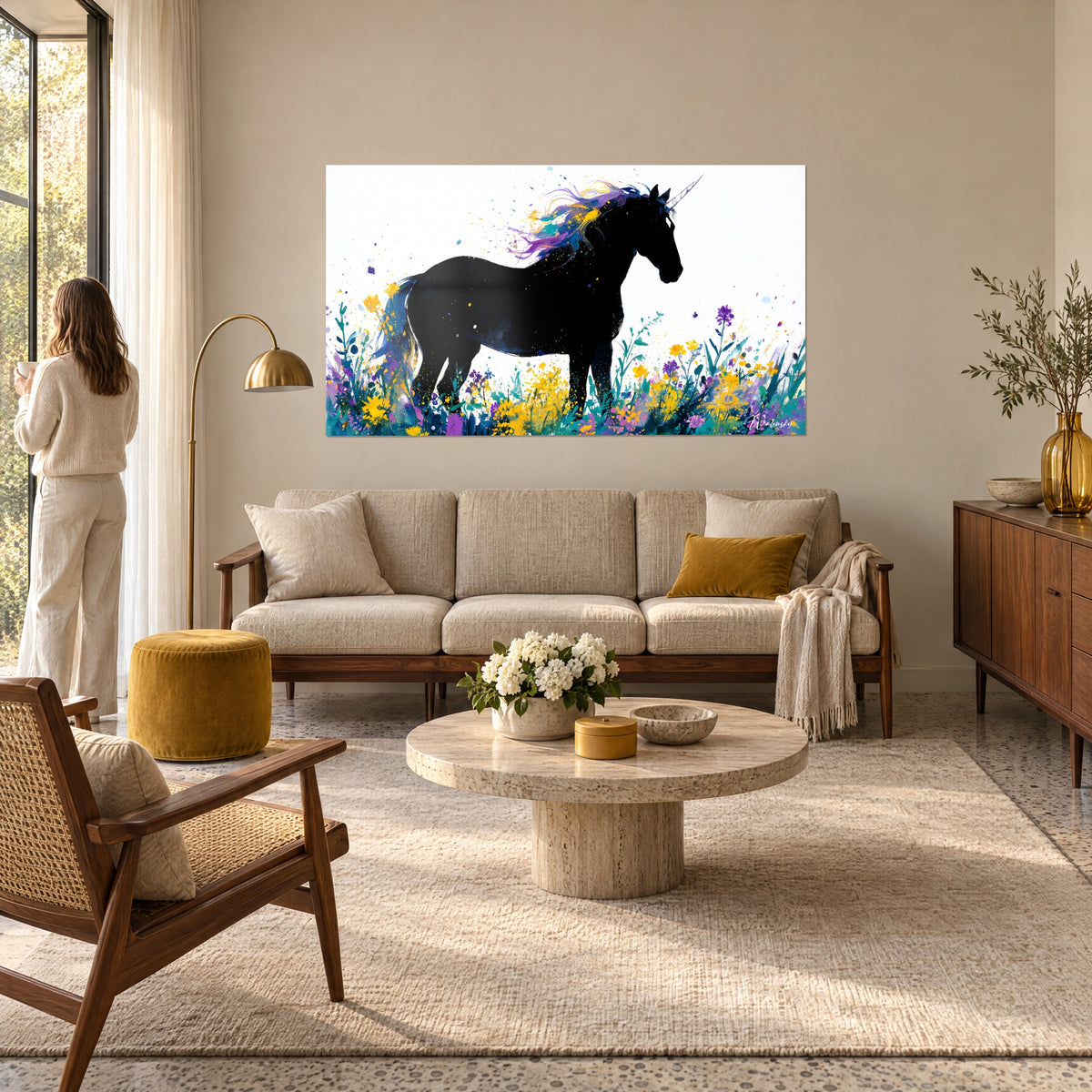 Tableau licorne noire aux crins violets et dorés parmi des fleurs jaunes, une femme de dos, au-dessus d'un canapé dans un salon lumineux