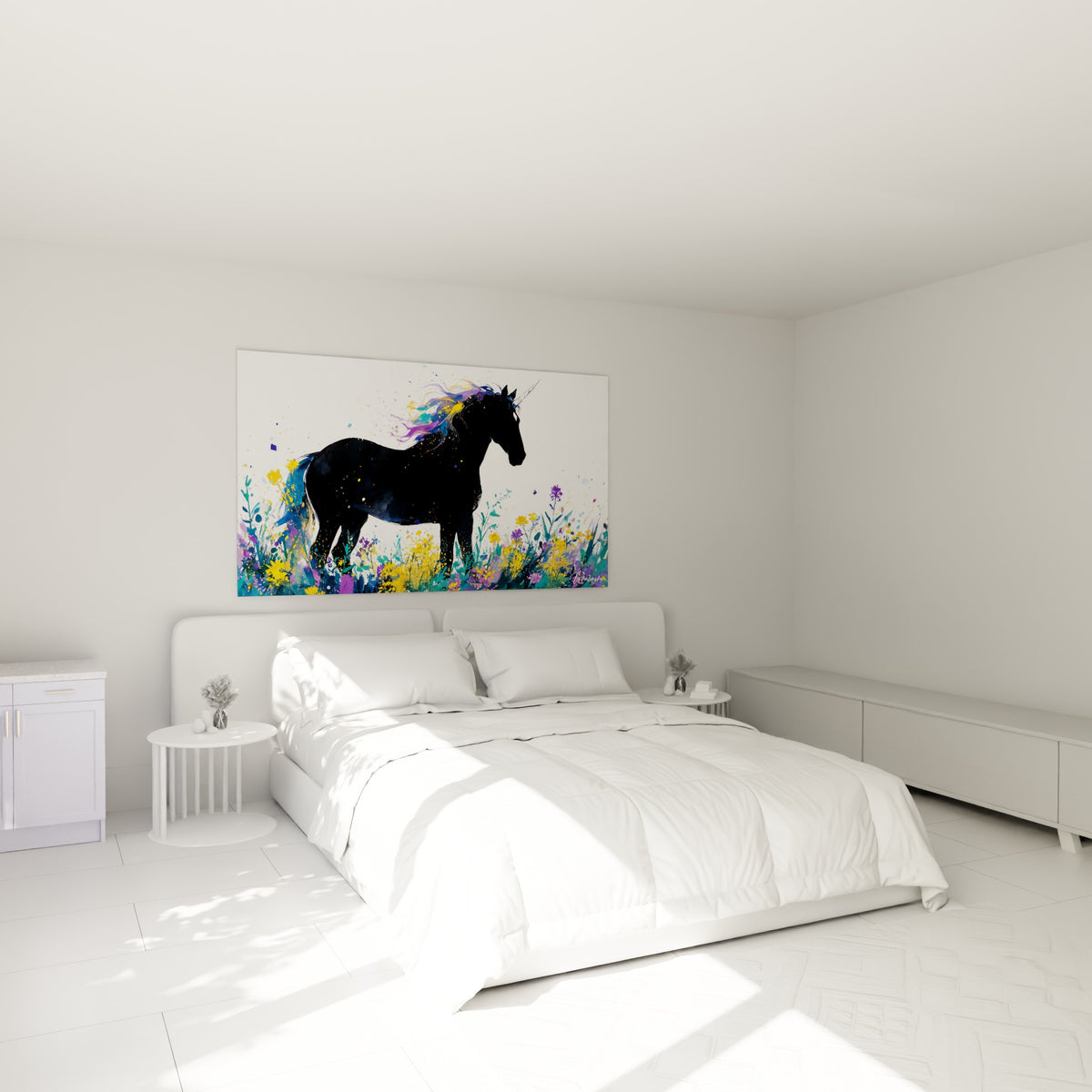 Licorne noire à crinière turquoise et jaune accrochée au-dessus d'un lit dans une chambre claire