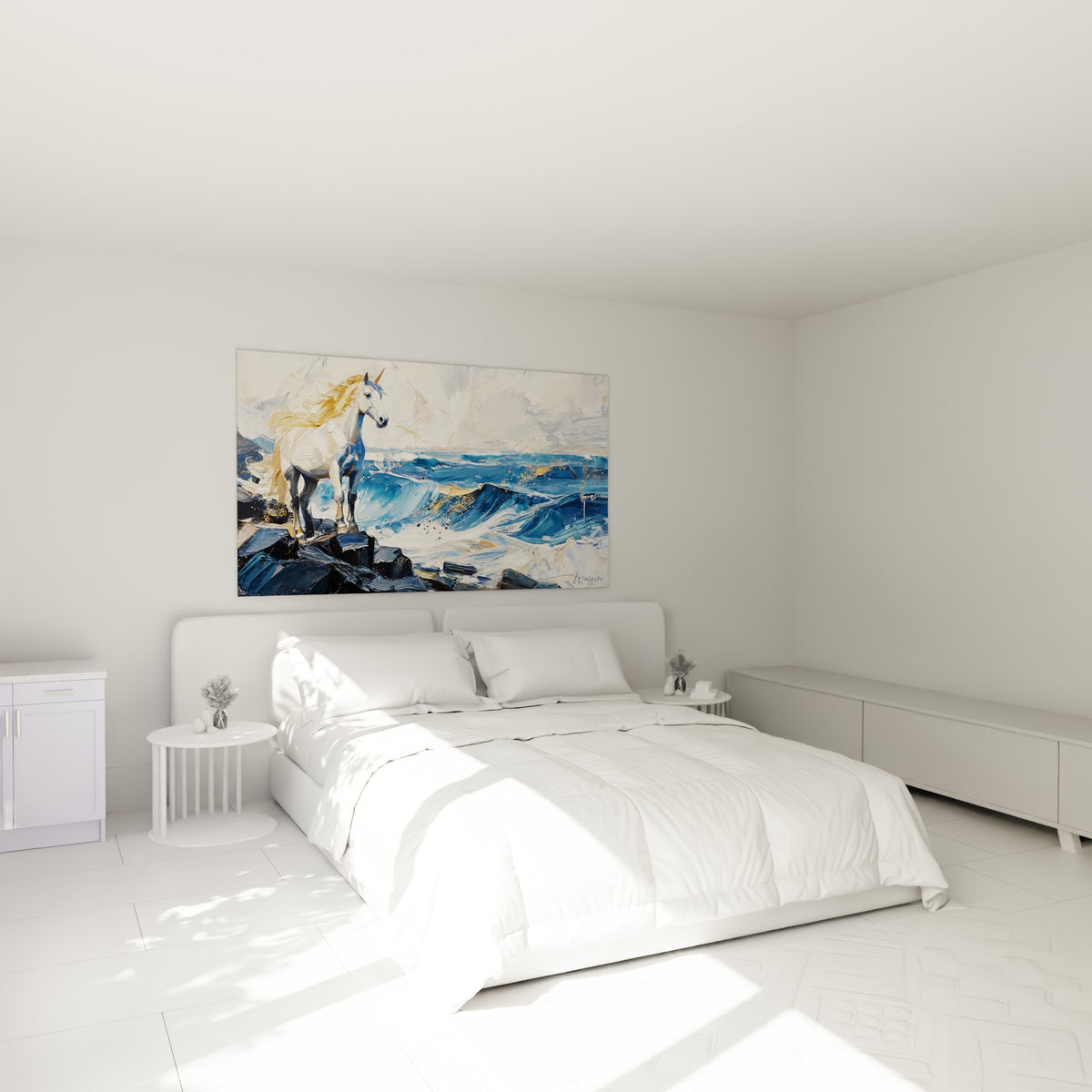 Créature blanche et dorée dominant l'océan bleu marine, accrochée au-dessus d'un lit dans une chambre claire