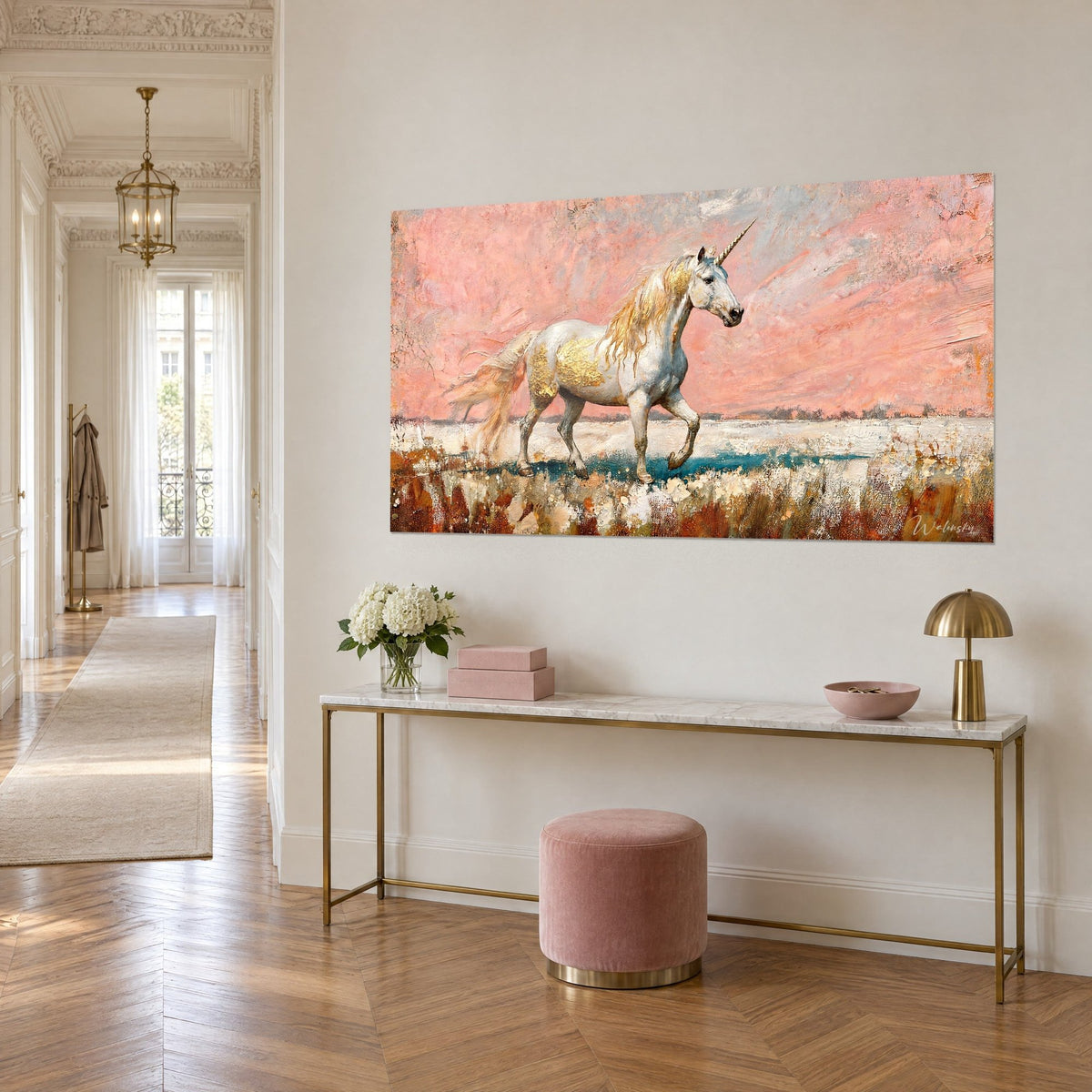 Quadro cavallo fantastico avorio, corno ritorto e placche d'oro su fondo salmone, sopra una consolle dorata stile Haussmann