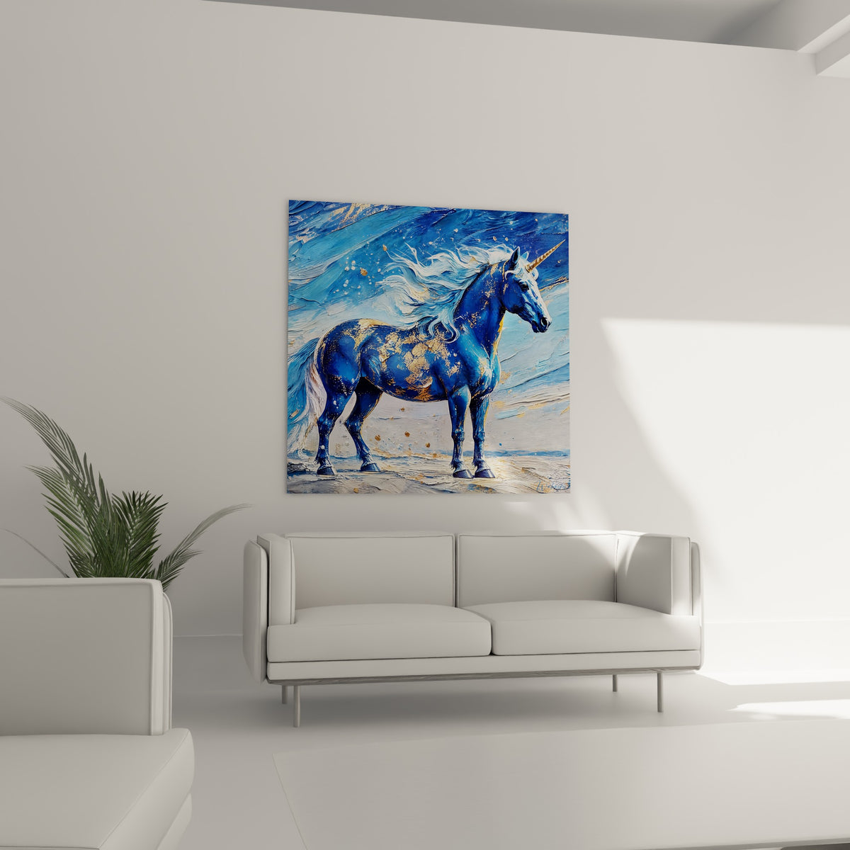 Créature mythique bleue et dorée aux sabots sombres accrochée au-dessus d'un canapé dans un salon lumineux