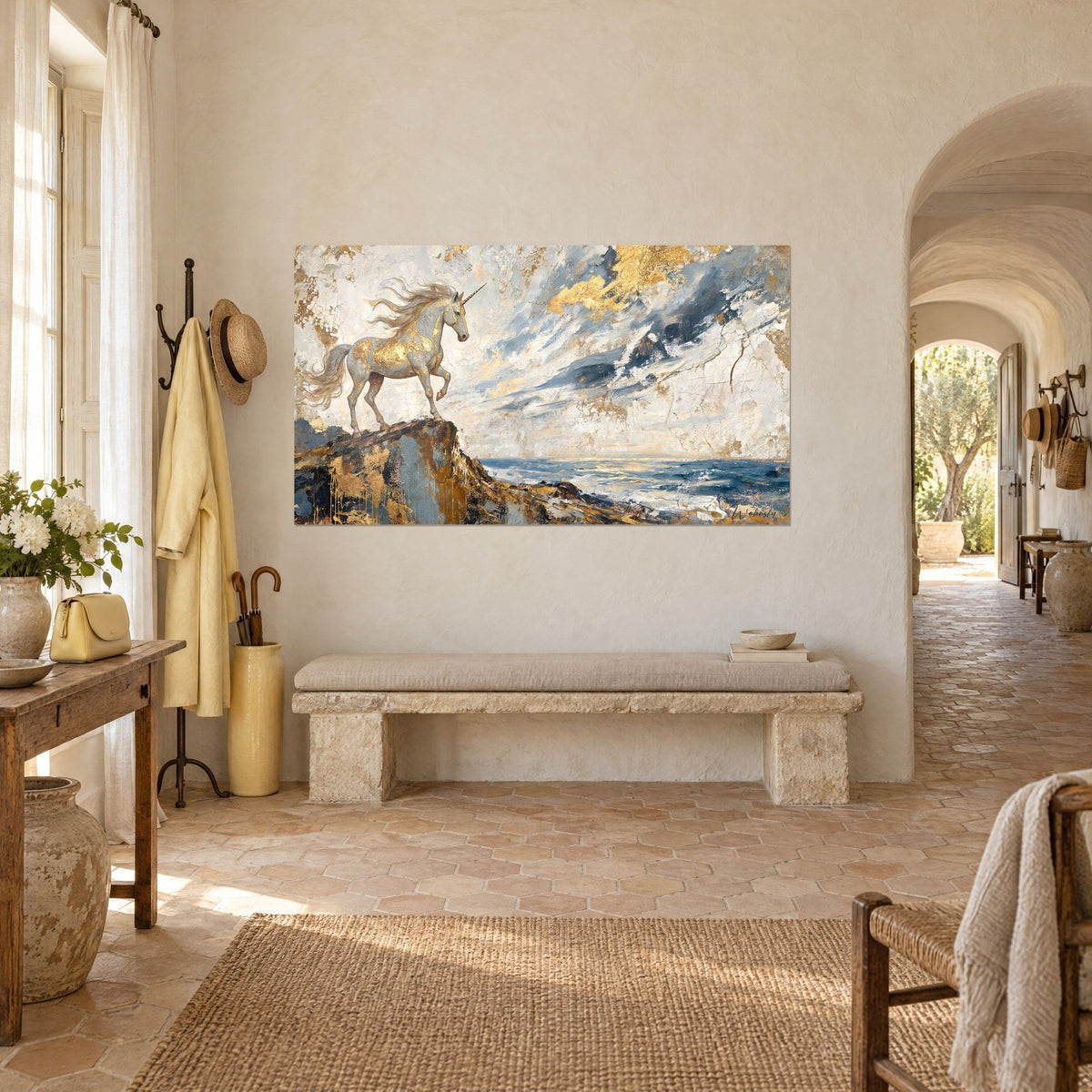 Quadro cavallo leggendario dal corno dorato, mare blu acciaio e foglia d'oro, appeso accanto a un arco in un casale provenzale