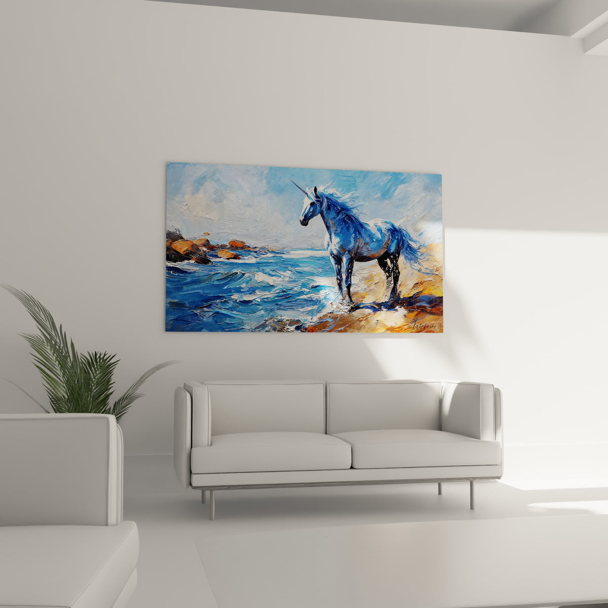 Silhouette fauve et bleue d'une licorne face aux flots écumants, au-dessus d'un canapé dans un salon lumineux