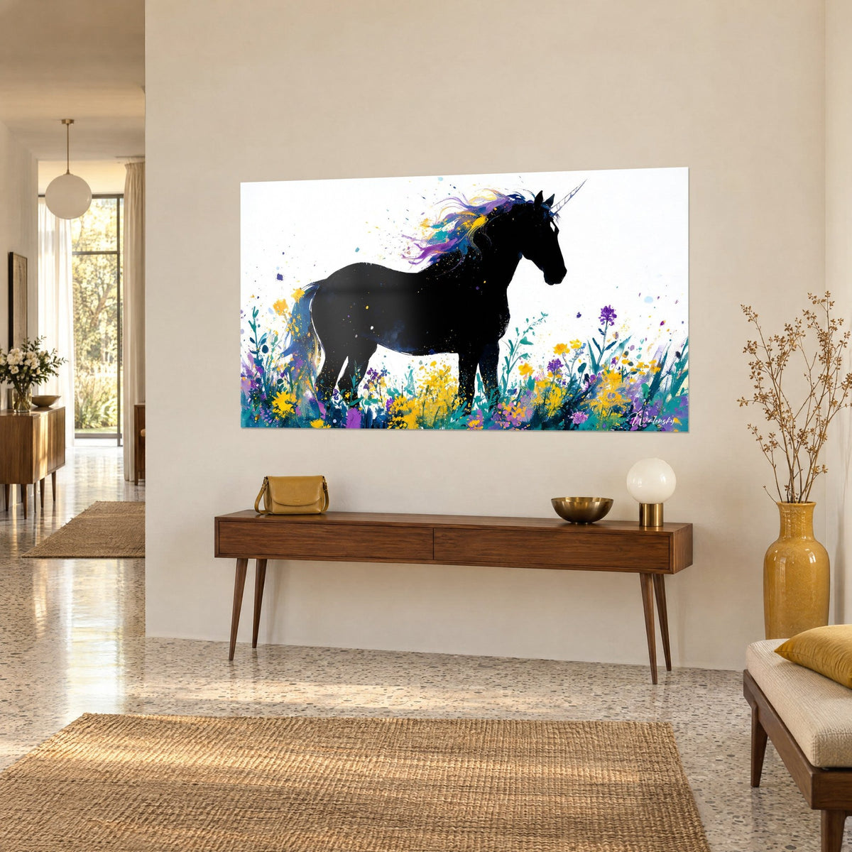 Tableau cheval cornu en silhouette d'encre noire, corne argentée, prairie jaune et turquoise, vue de trois-quarts sur une console en bois