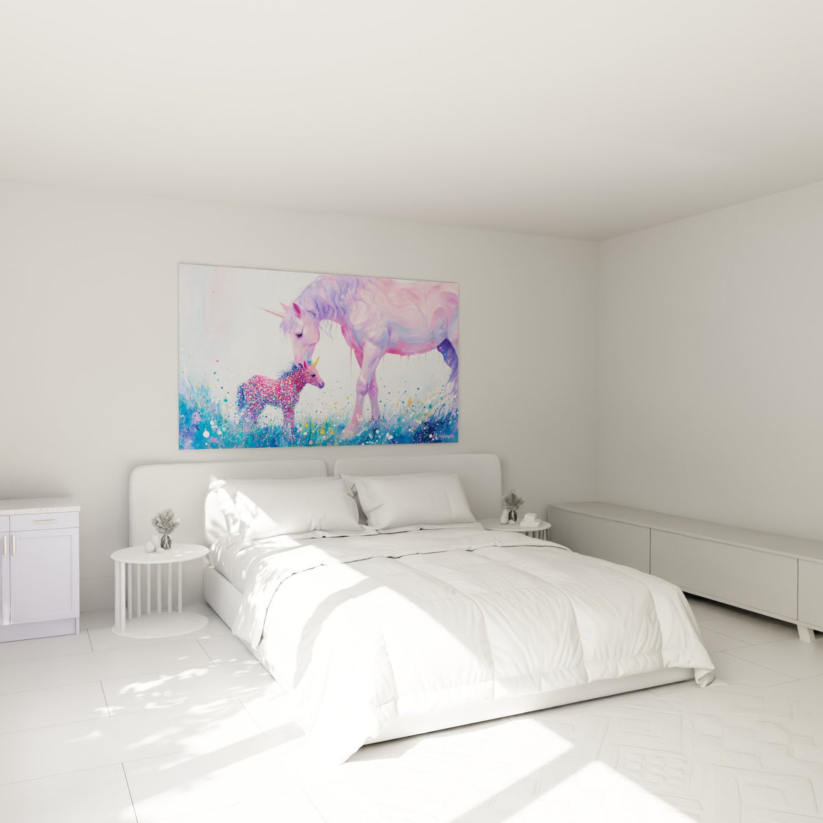Licornes tendres aux teintes roses et violettes accrochées au-dessus d'un lit dans une chambre claire