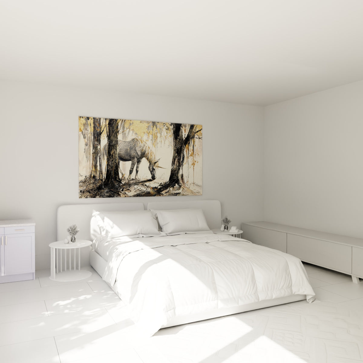 Licorne au pelage gris et crinière dorée, tête inclinée entre des troncs noirs, au-dessus d'un lit dans une chambre claire.