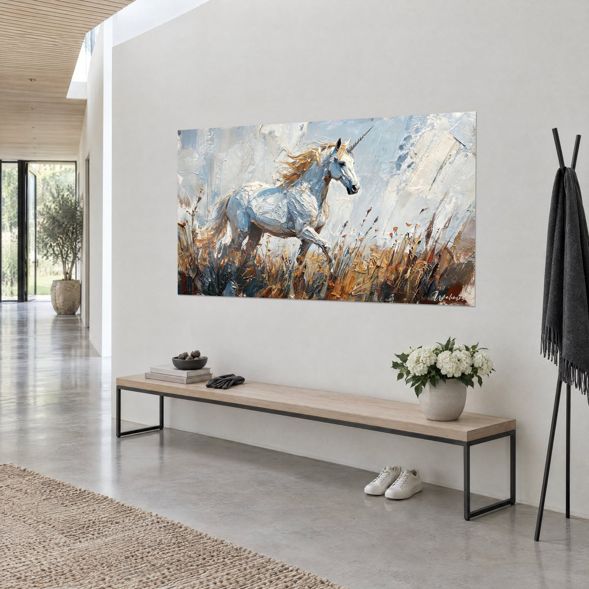 Gemälde Fabelpferd mit spiralförmigem Horn, elfenbeinfarbene Fell und blonde Mähne, graublauer Hintergrund, weiße Wand eines Architektenhauses