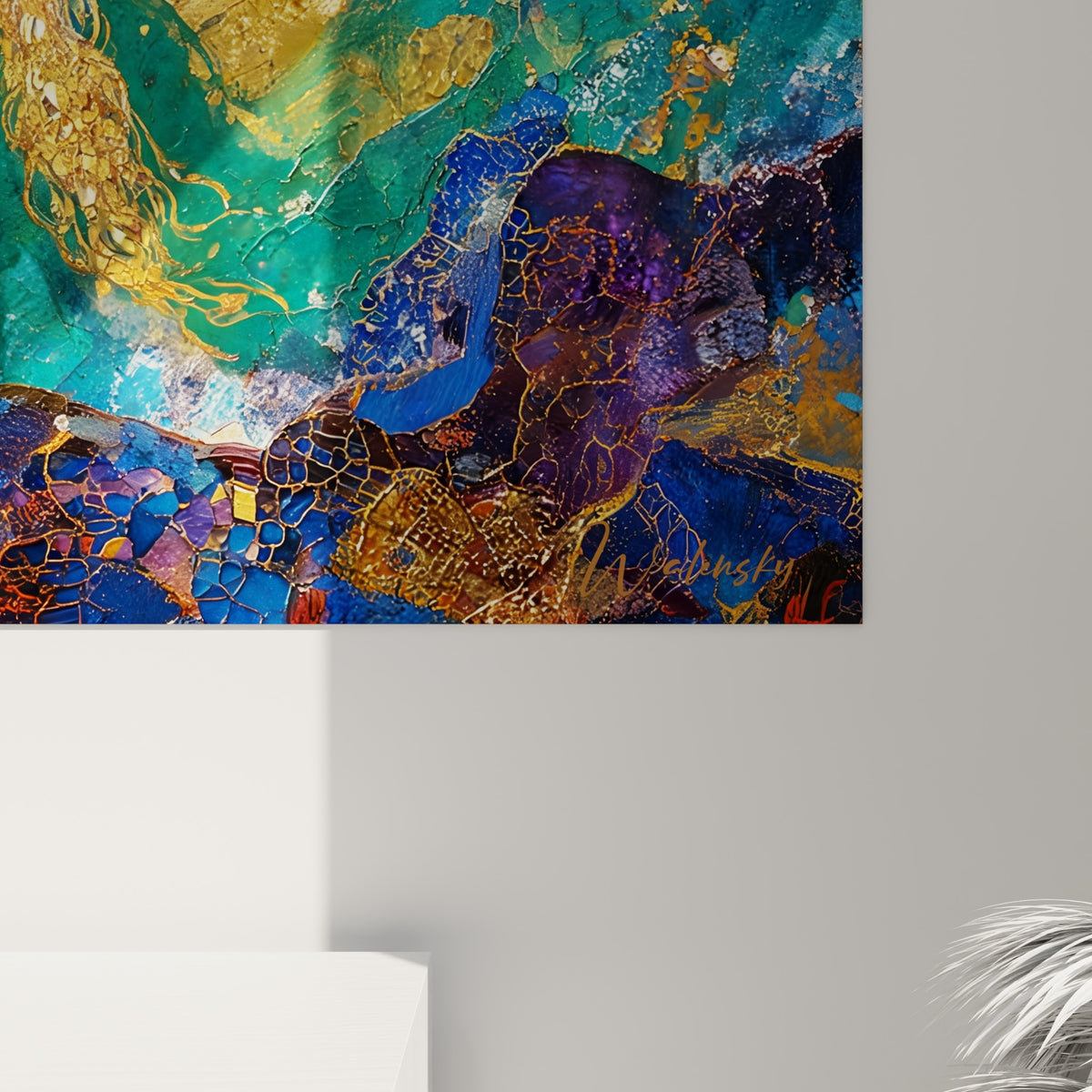 Matière craquelée dorée et bleu profond révélant le grain texturé de l'impression sur toile