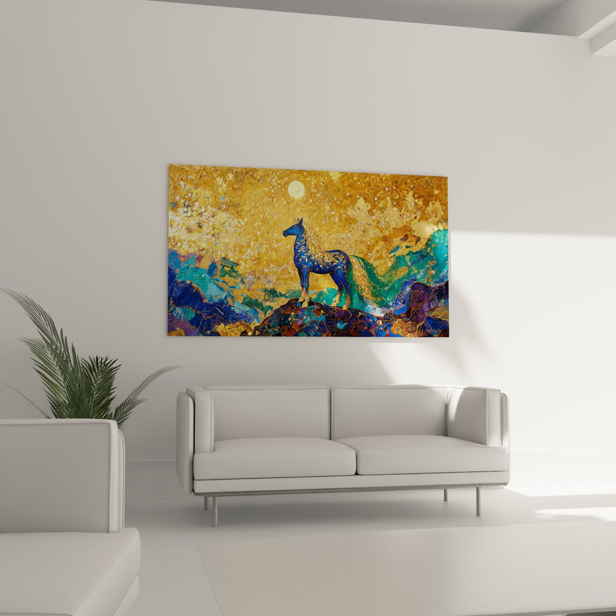 Silhouette azur et or d'une licorne mystique accrochée au-dessus d'un canapé dans un salon lumineux
