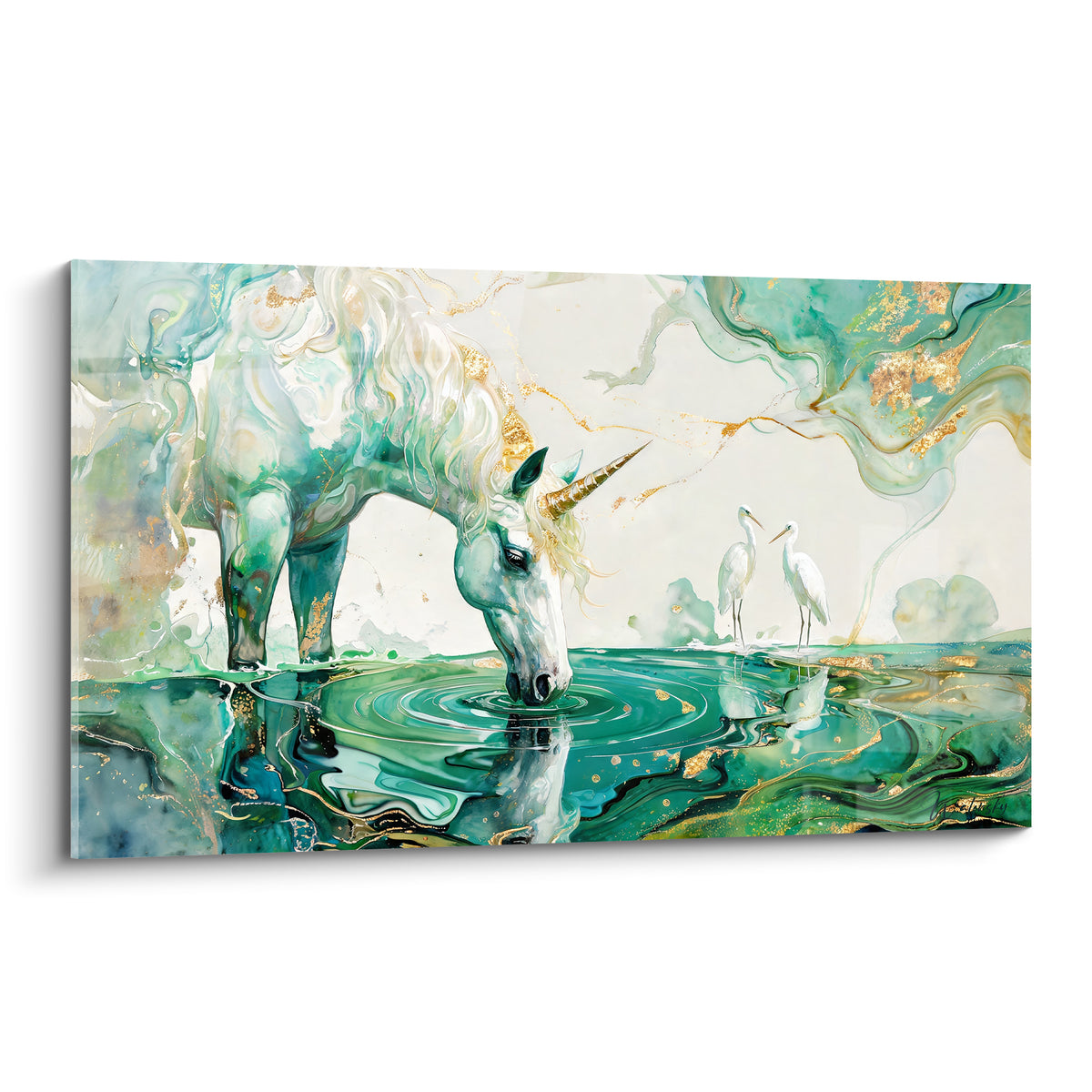 Licorne blanche et turquoise buvant à une source dorée, crinière marbrée d'or et de vert