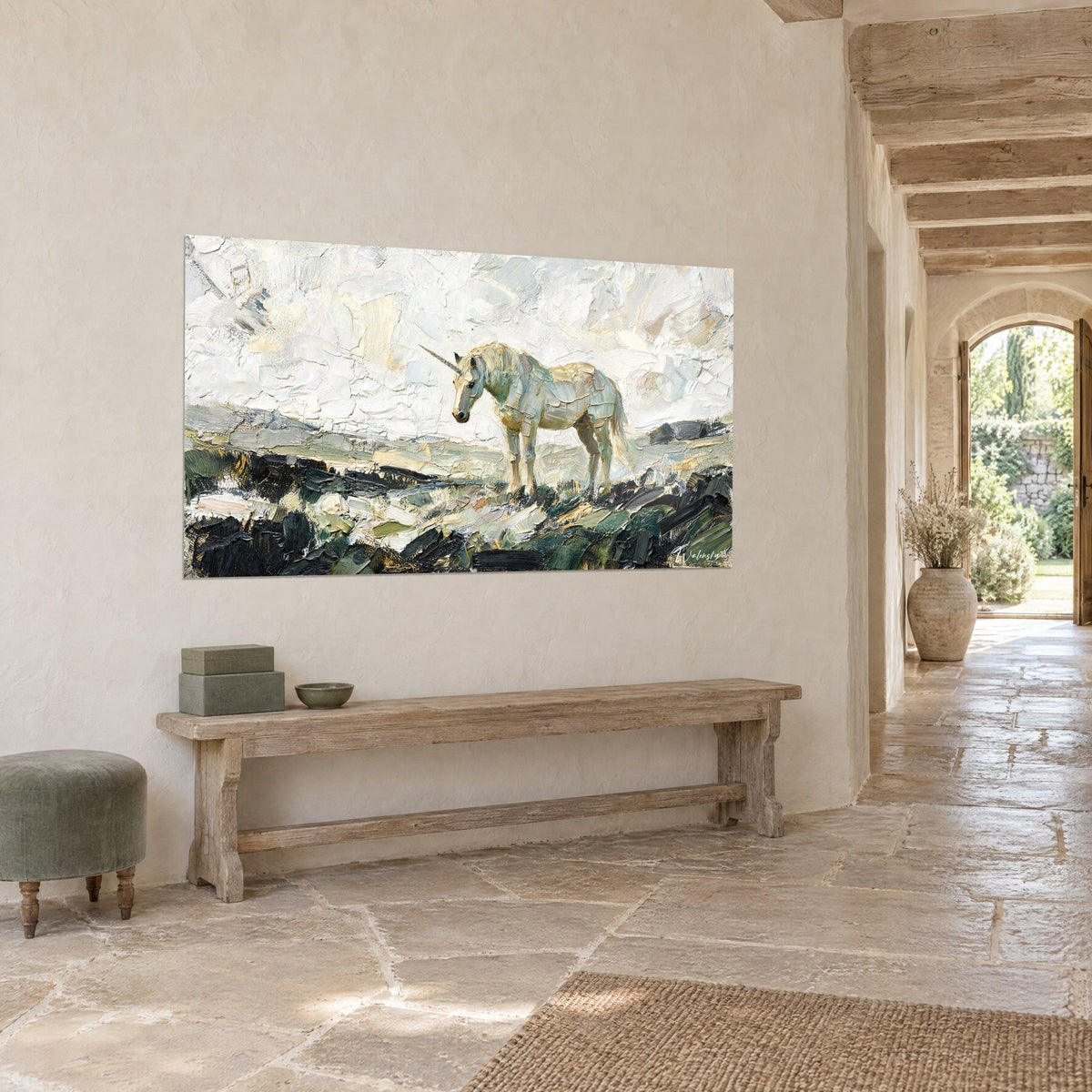 Quadro cavallo favoloso bianco e oro su una cresta scura, spesse pennellate a spatola verdi e crema, vista a tre quarti in un corridoio di pietra
