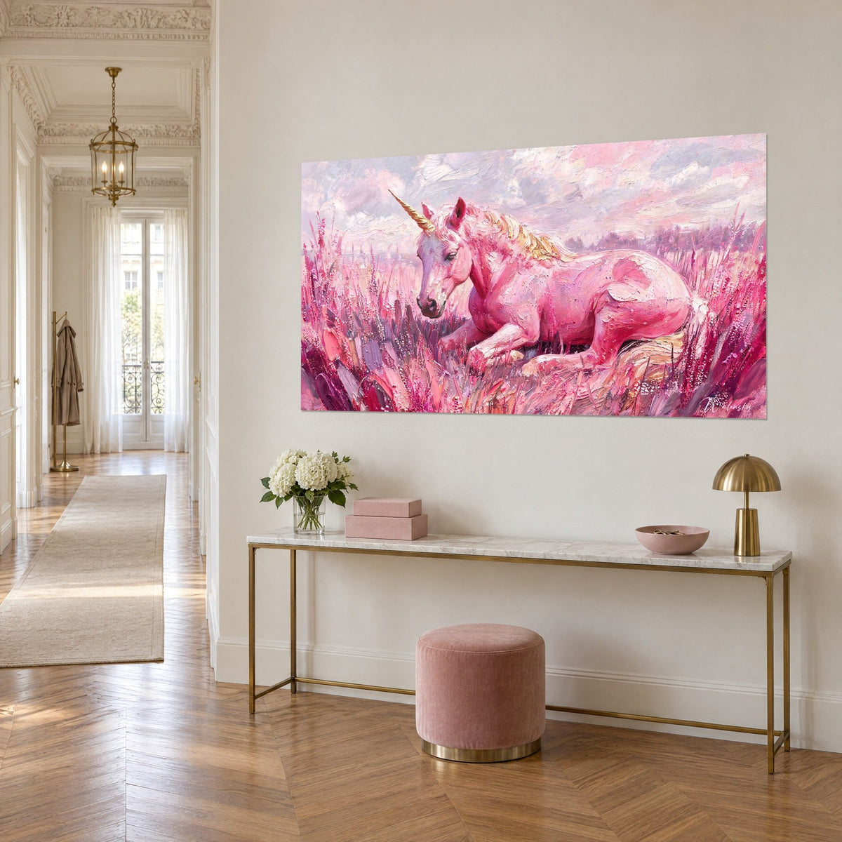 Tableau équidé fantastique à la robe rose poudré, crinière ocre dorée, prairie magenta, sur un mur crème de couloir haussmannien