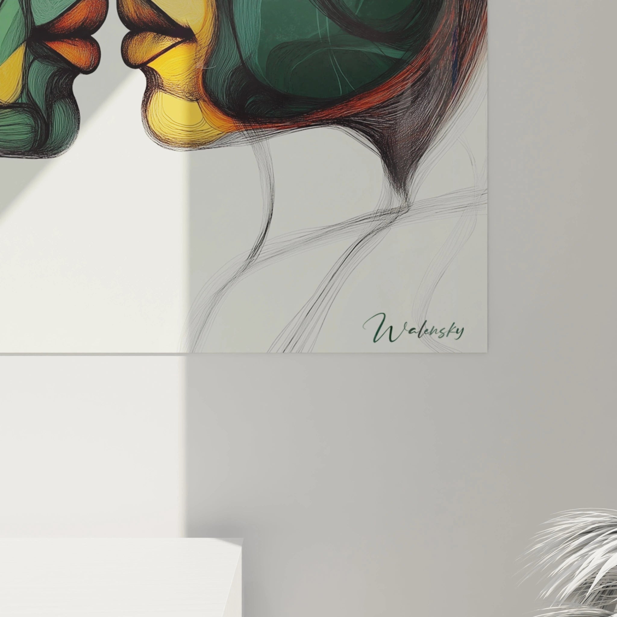 Un tableau visage abstrait figurant deux portraits de profil en miroir, composés de lignes graphiques entrelacées. La palette chromatique alterne entre jaune soleil, vert profond et touches orangées, créant un contraste dynamique entre les zones colorées et les traits délicats.
