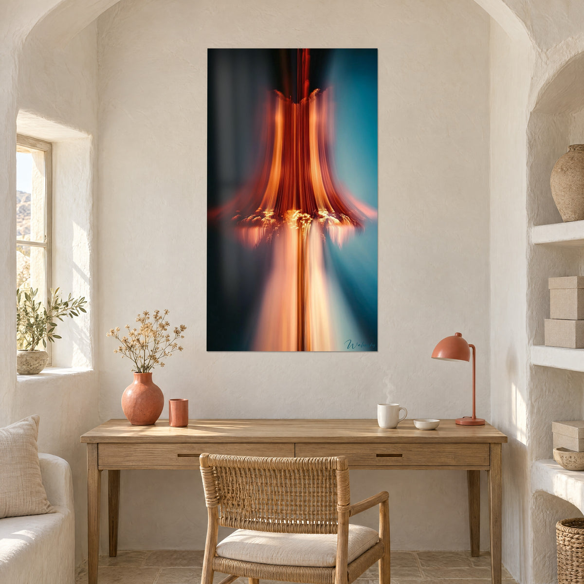 Tableau rideau de traînées rouille et abricot sur fond bleu profond, au-dessus d'un bureau en bois clair et d'une lampe corail