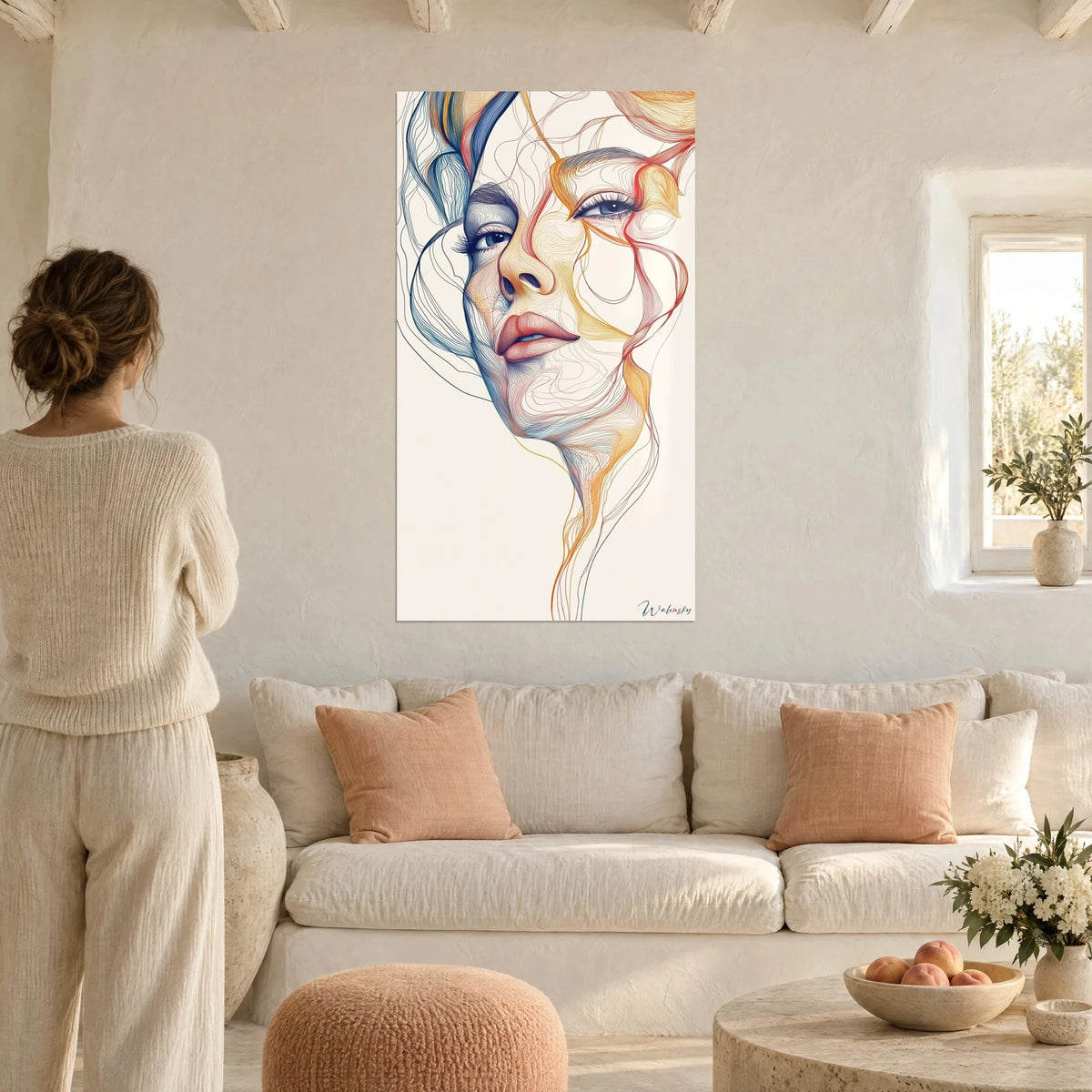 Gemälde weiblicher Porträt in feinen blauen, roten und ockerfarbenen Linien auf cremefarbenem Hintergrund, Frau von hinten, über einem Sofa in einem hellen Wohnzimmer