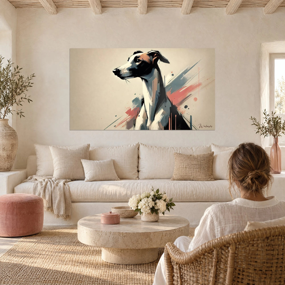 Tableau lévrier élancé au pelage crème et noir, éclats corail et bleu ardoise, au-dessus d'un canapé dans un salon lumineux