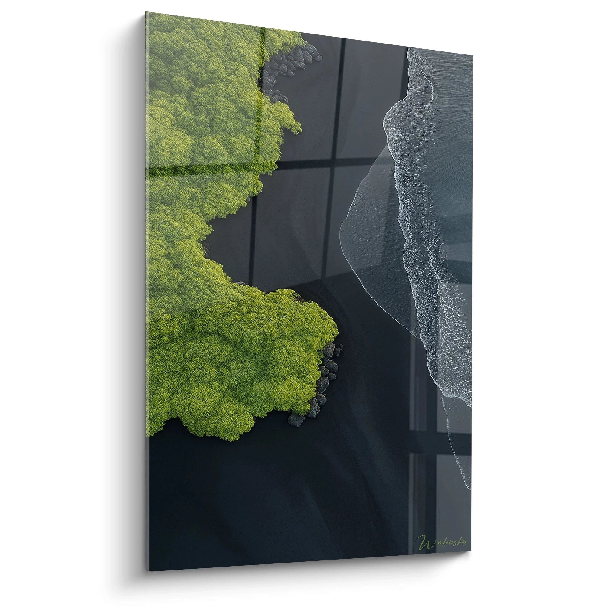 Un tableau vue aérienne montrant une forêt verte dense contrastant avec une plage de sable noir volcanique et l'océan bleu-gris. Les textures variées créent un contraste saisissant entre la canopée luxuriante, le sable mat et la surface ondulée de l'eau.
