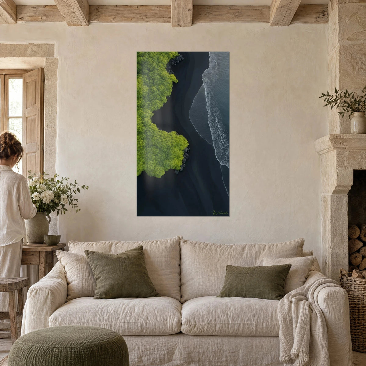 Schilderij luchtfoto van een zwarte kustlijn, zuurgroen mos en witte schuim, boven een bank in een lichte woonkamer