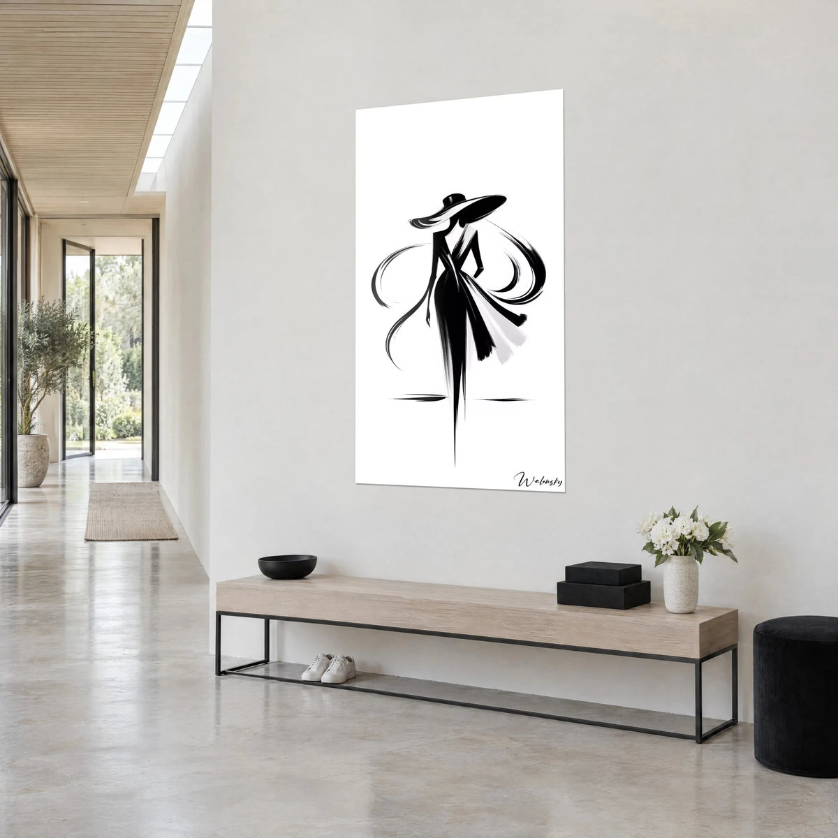 Tableau mannequin stylisé en robe fourreau noire et gris perle, coups de pinceau fluides, vue de trois-quarts sur mur gris clair