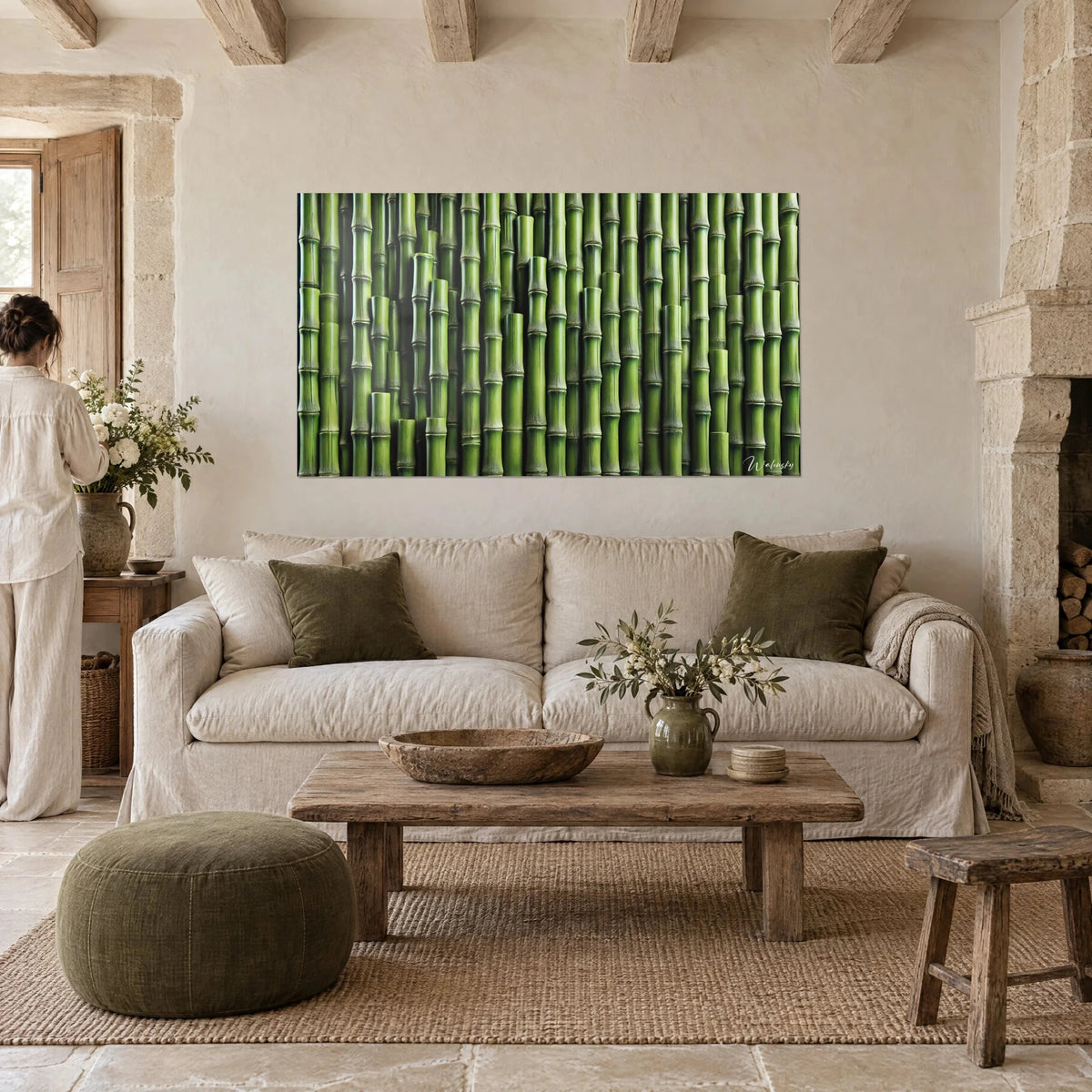 Quadro steli di bambù verdi allineati, nodi ocra e sfondo scuro, con una persona di spalle, sopra un divano in un soggiorno luminoso