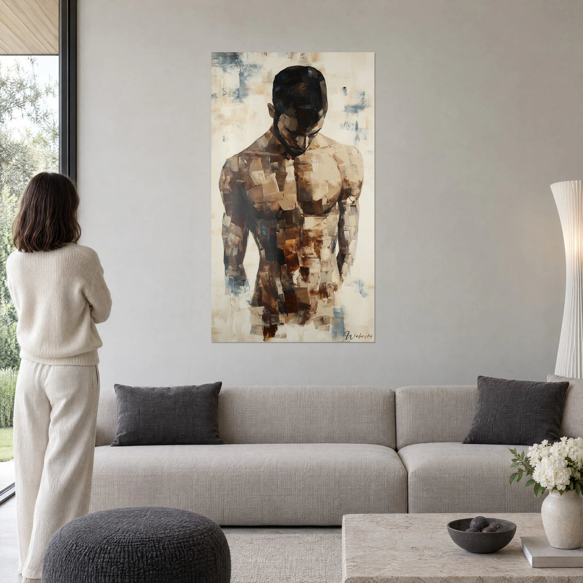 Tableau buste masculin en coups de couteau bruns et ivoire, touches bleu ardoise, au-dessus d'un canapé dans un salon lumineux