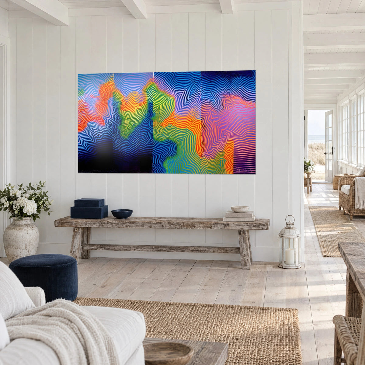 Tableau op art en stries tourbillonnantes, vert acide et violet lilas, vue de trois-quarts sur un banc en bois brut, maison de bord de mer