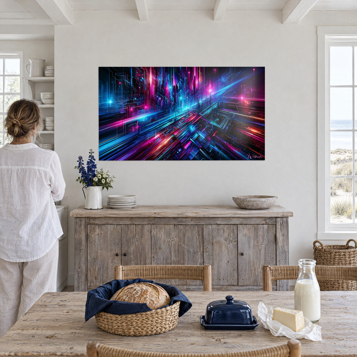 Gemälde eines Netzwerks aus leuchtenden rosa und kobaltblauen Leiterbahnen, Rückenansicht einer Person, weiße Wand eines Hauses am Meer