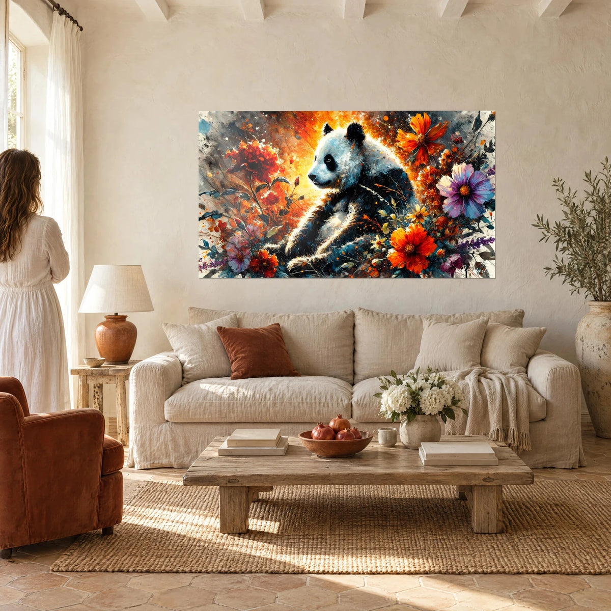 Tableau panda géant adossé à un halo orange, fleurs rouges et violettes, deux personnes de dos au-dessus d'un canapé dans un salon lumineux