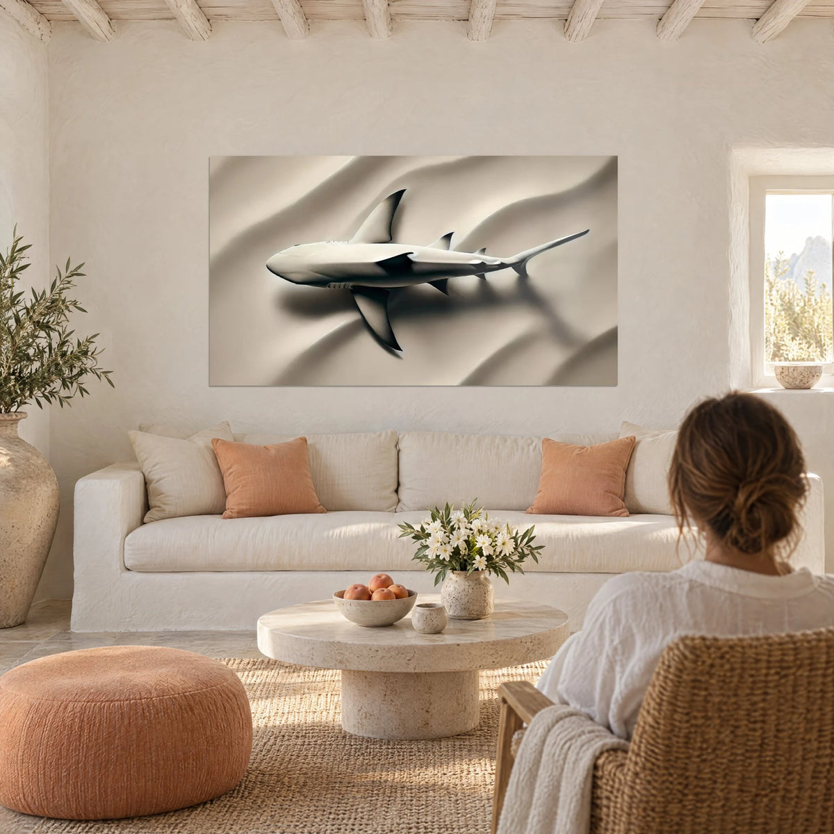 Gemälde Grauer Hai von oben, cremefarbene Flossen und braune Schatten auf welligem Sand, über einem Sofa in einem hellen Wohnzimmer