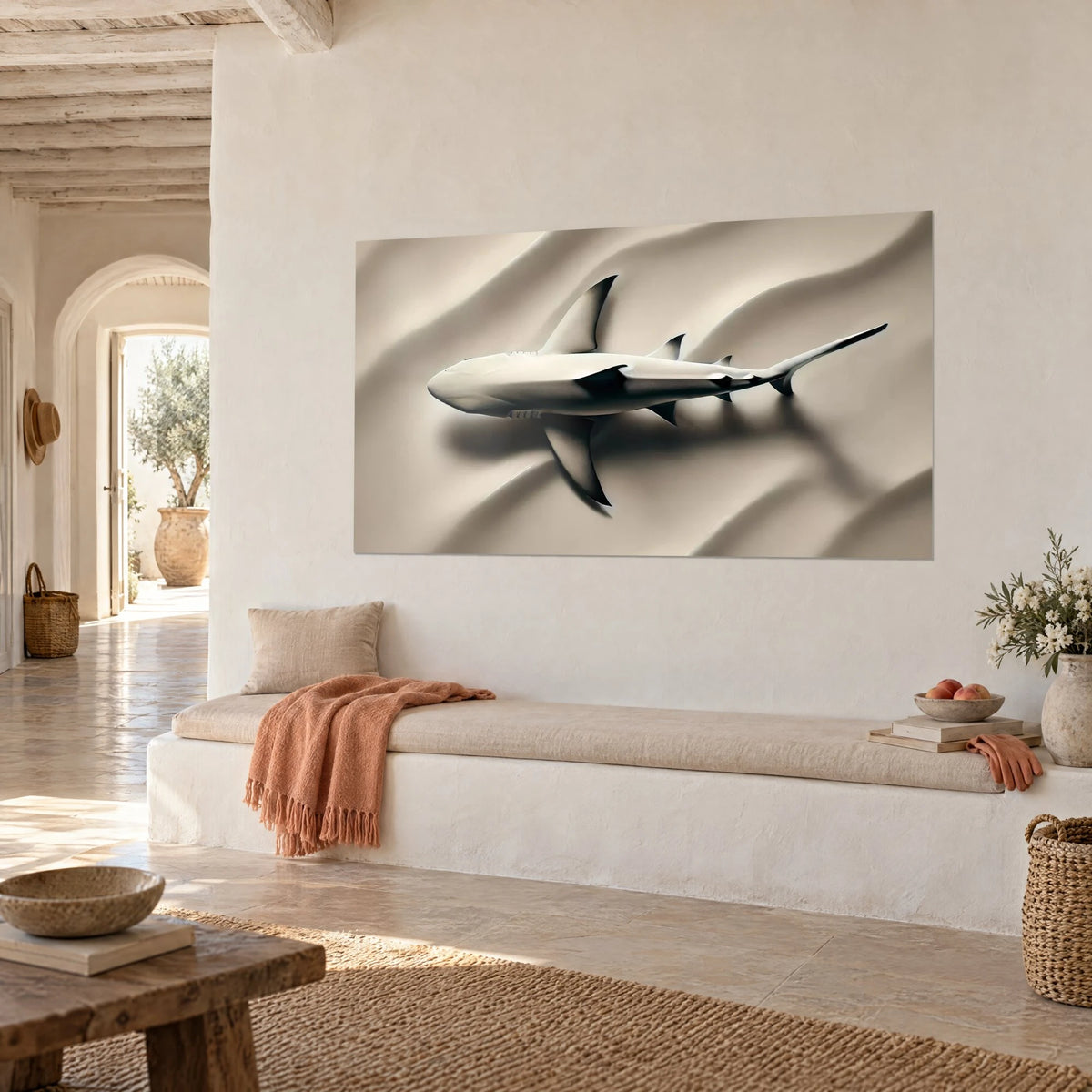 Gemälde Schlanker Hai mit elfenbeinfarbenen Flanken und anthrazitfarbenem Rücken, beige seidige Dünen, über einer Sitzbank in einem mediterranen Haus
