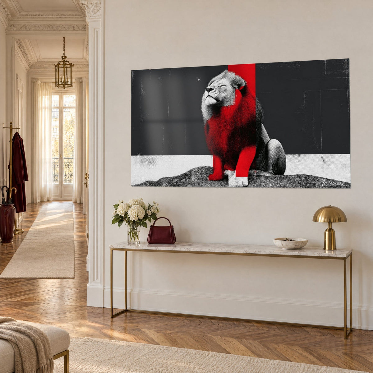 Tableau fauve majestueux au museau levé, bande verticale rouge et fond anthracite, sur un mur beige au-dessus d'une console dorée