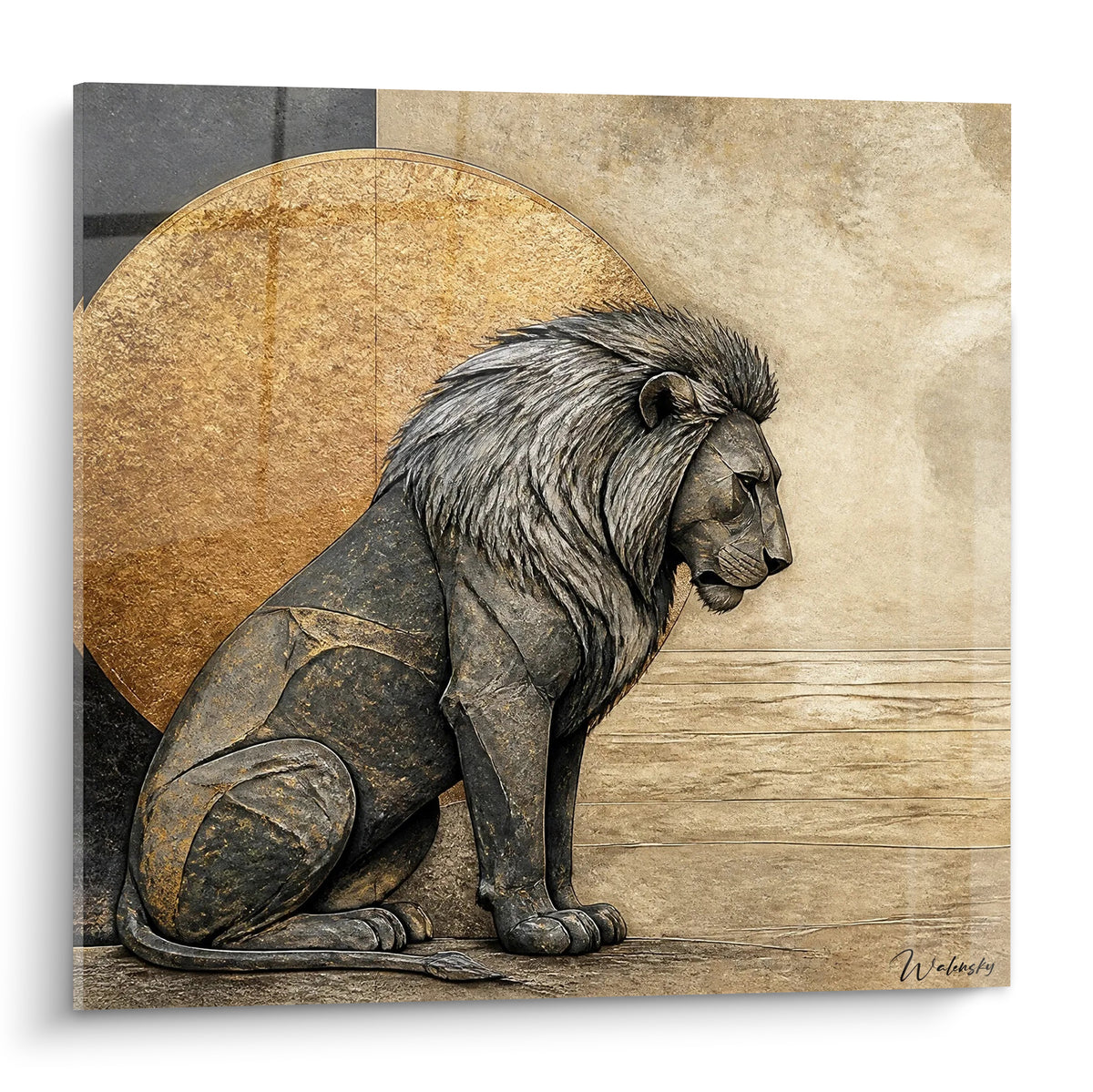 Lion anthracite assis, crinière argentée, disque doré et pan gris en fond texturé