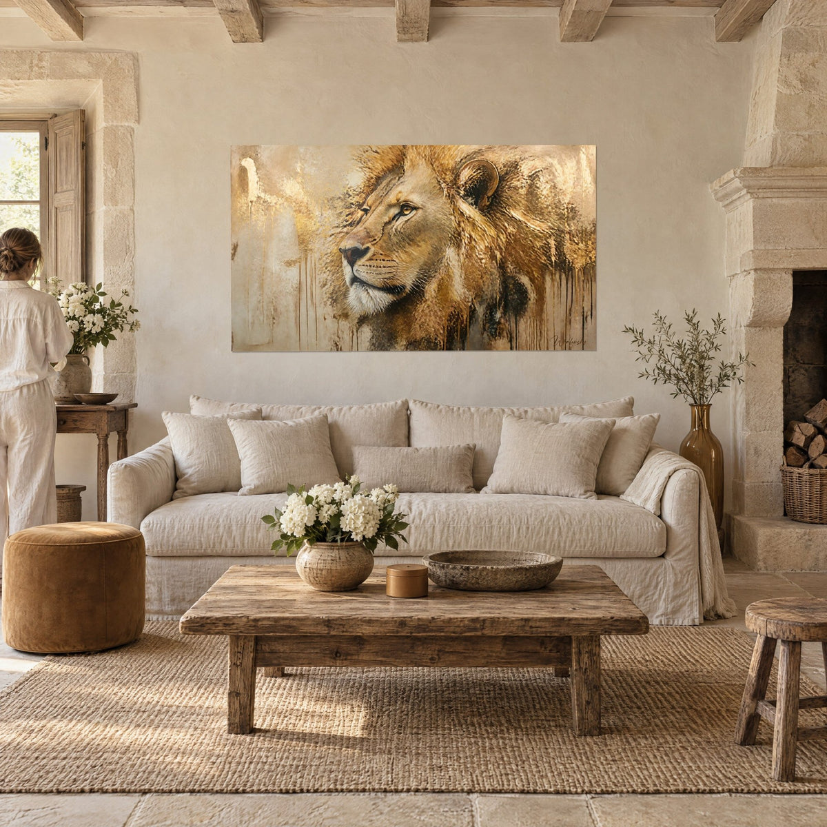 Cuadro león de perfil con melena dorada, coladas beige y ocre, con dos personas de espaldas, encima de un sofá en un salón luminoso