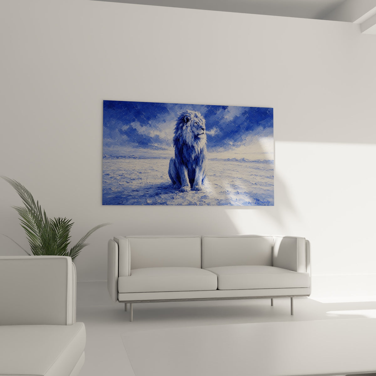 Lion monochrome bleu et blanc, posture assise digne, au-dessus d'un canapé dans un salon lumineux