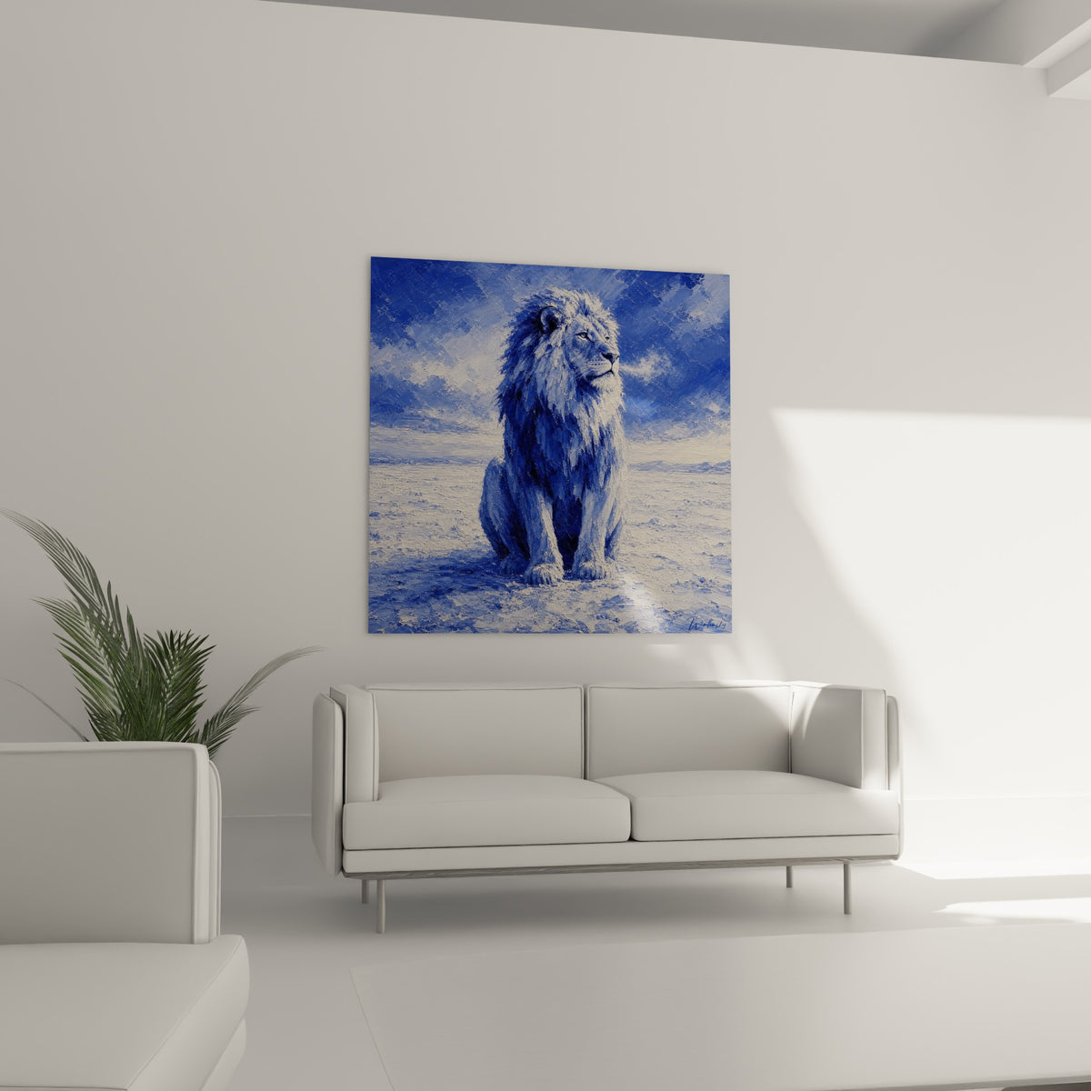 Regard serein du lion bleu marine, posture assise, au-dessus d'un canapé dans un salon lumineux