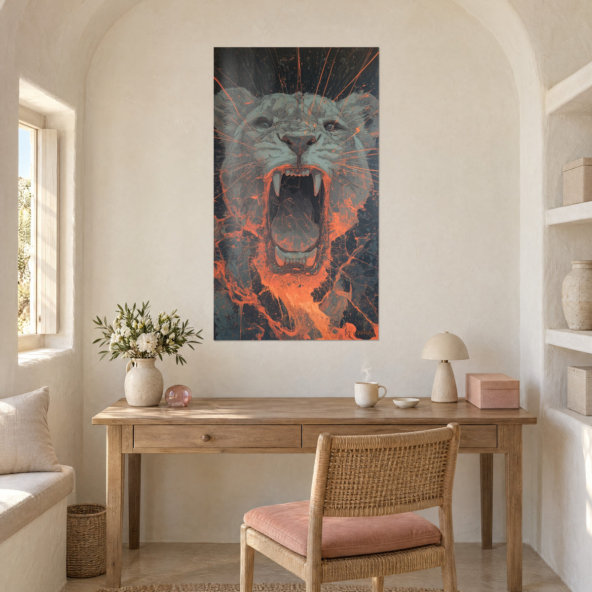 Schilderij brullende grote kat in leisteen- en koraaltinten, oranje stralen die naar buiten schieten, boven een houten bureau en een lamp