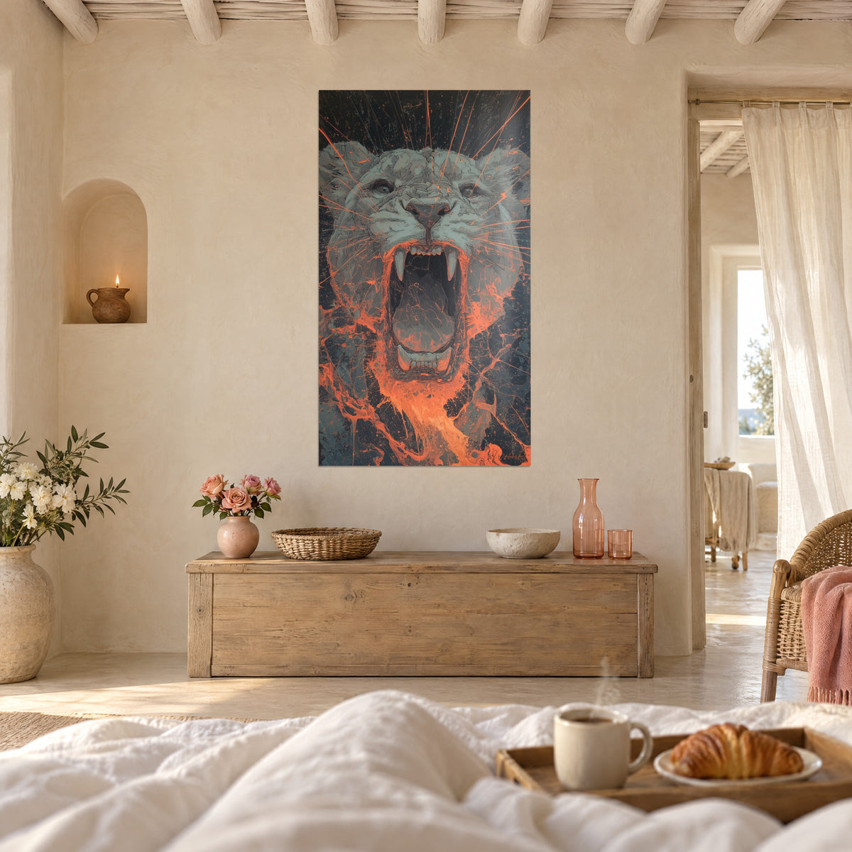 Schilderij wilde kat met wijd open bek, lichtgrijze snuit en gloeiend oranje spatten, tegenover een lichte kamer, boven een bed in een lichte slaapkamer