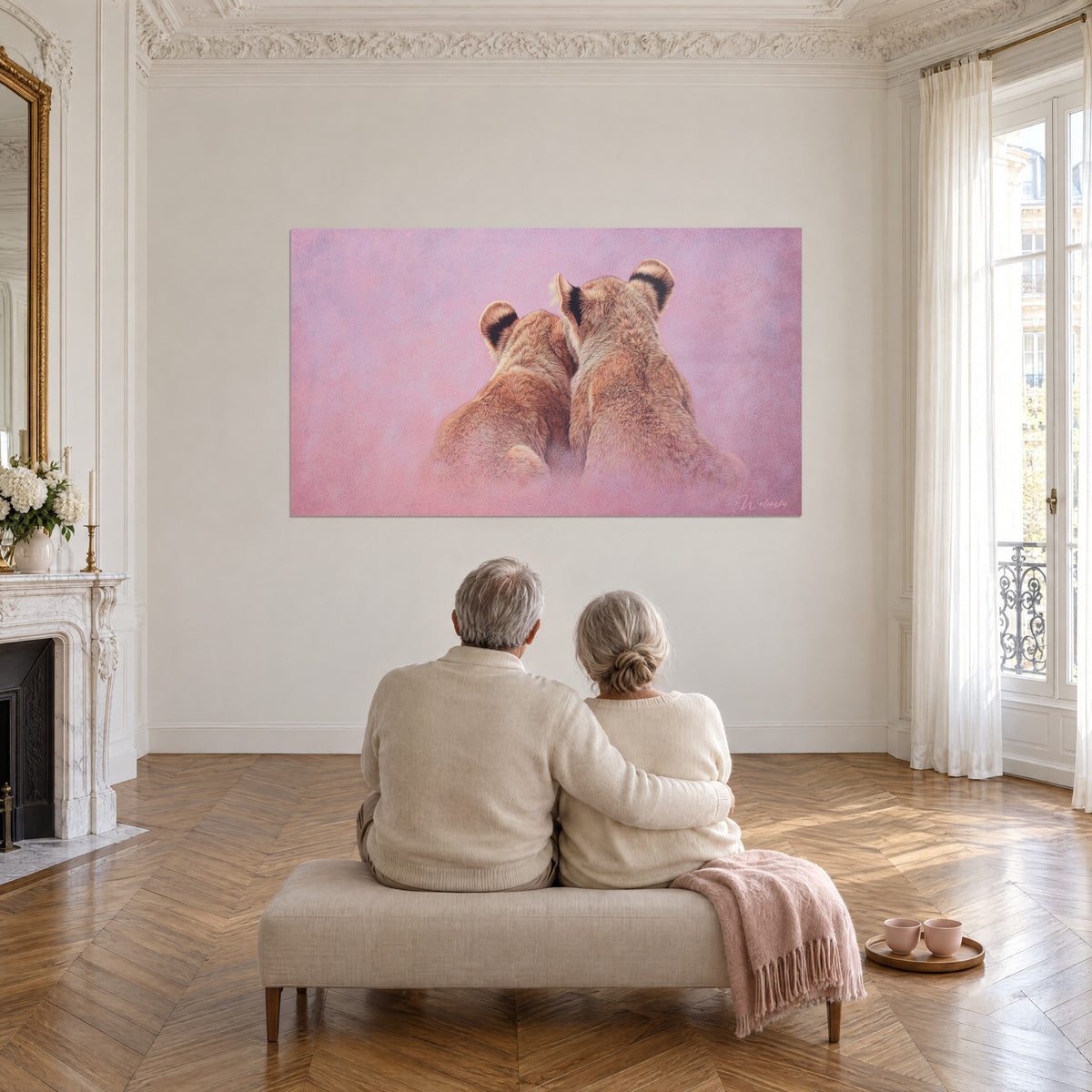 Schilderij van twee in elkaar verstrengelde leeuwenwelpen, gouden vacht op een bleekroze sluier, bekeken door een ouder echtpaar van achteren op een bank, salon in Haussmann-stijl