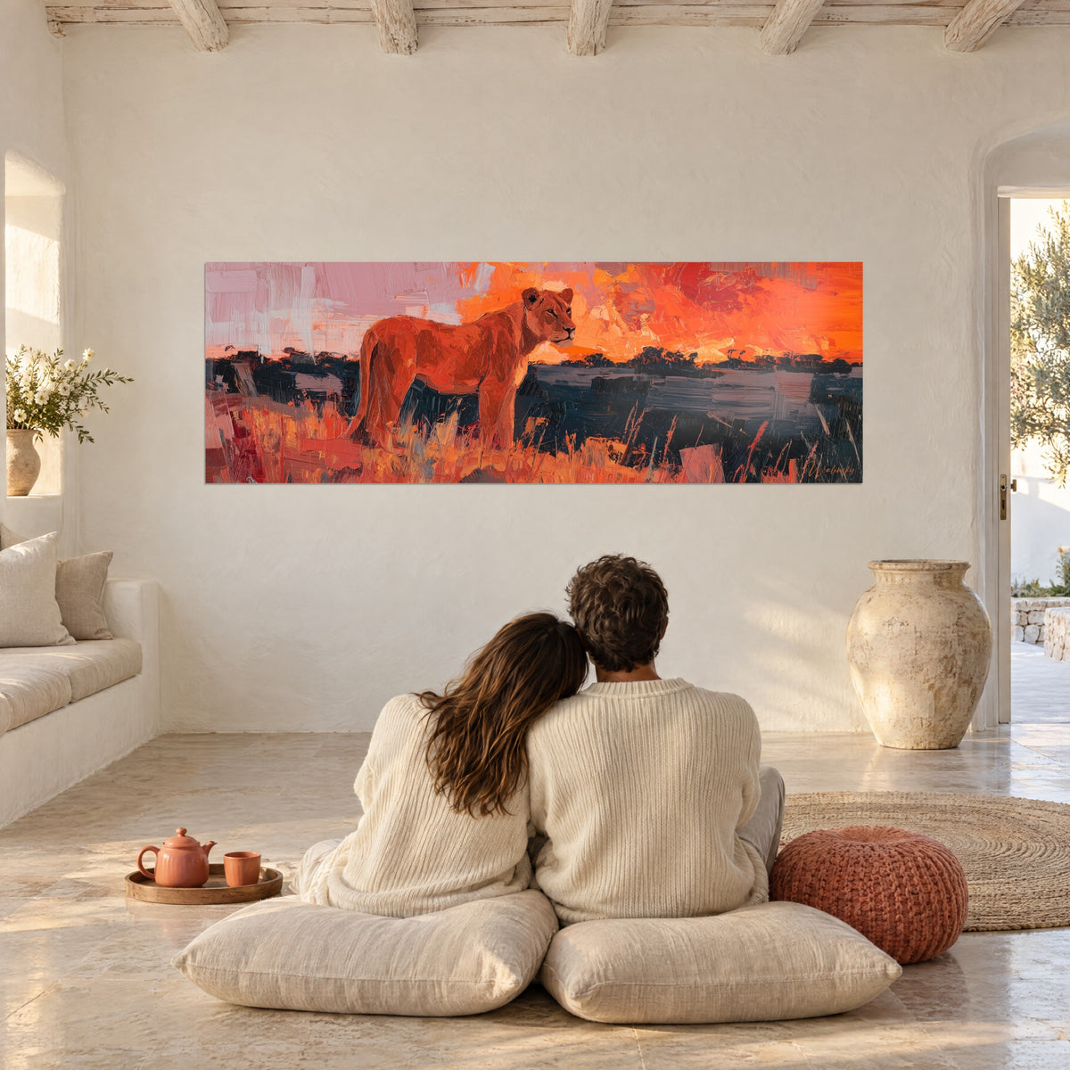 Schilderij koningin van de savanne met roodbruine vacht, donkere silhouet van acacia's, oranje lucht, in een witte woonkamer met gewelf