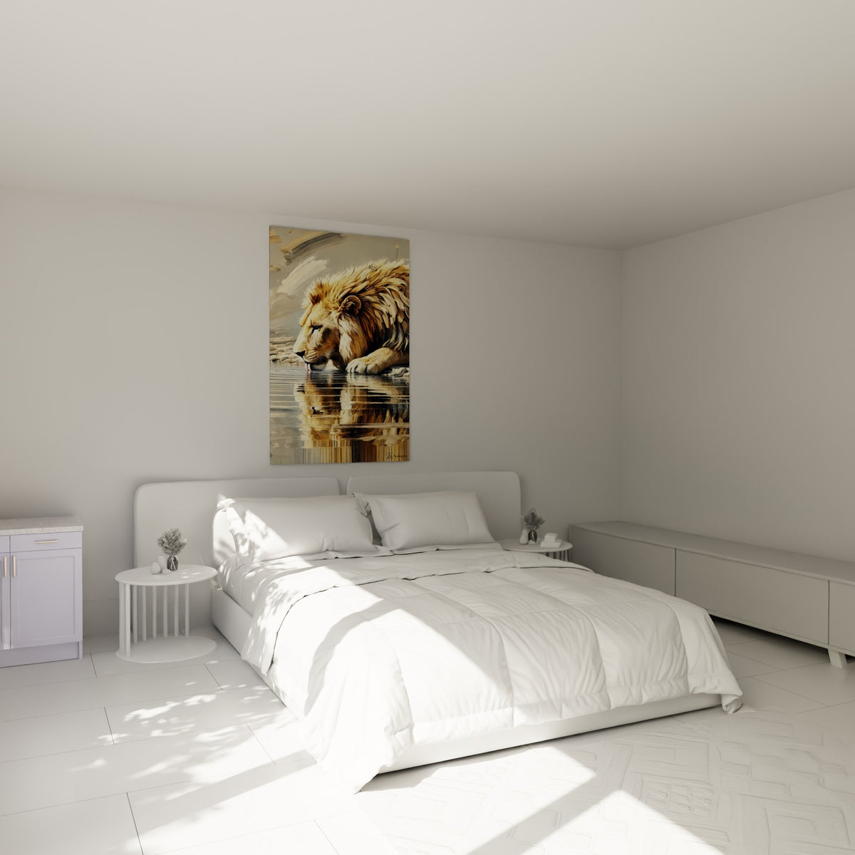 Crinière dorée et regard baissé du lion s'abreuvant, accrochée au-dessus d'un lit dans une chambre claire.