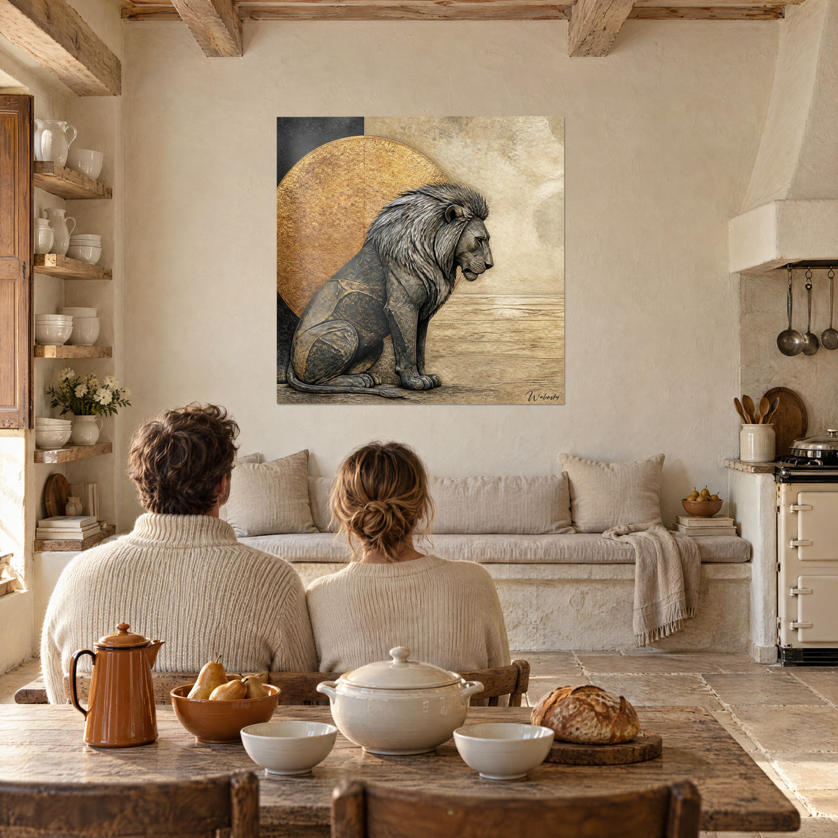Tableau lion massif en bas-relief noirci, crinière argentée, soleil doré, un couple de dos à table dans une cuisine ouverte en pierre
