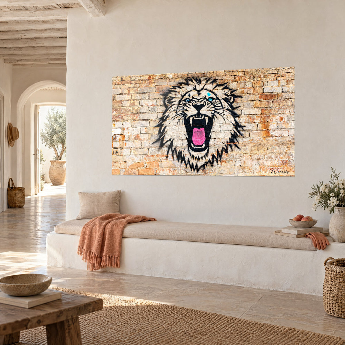 Gemälde Raubkatze mit struppiger, schwarz gezeichneter Mähne, offenes Maul in lebhaftem Rosa auf beige und orangefarbenen Ziegeln, weiße Wand und Sitzbank in Dreiviertelansicht