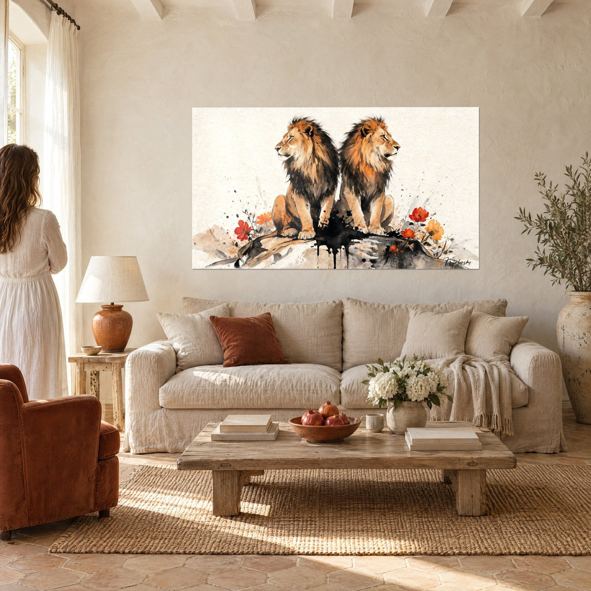 Quadro due leoni schiena contro schiena con criniere fulve, fiori rossi, inchiostro nero, sopra un divano in un soggiorno luminoso