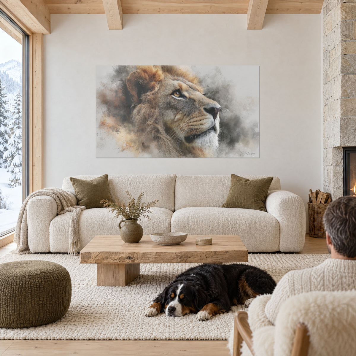 Tableau lion majestueux au regard doré, crinière fauve et fumées grises, chien noir couché, au-dessus d'un canapé dans un salon lumineux