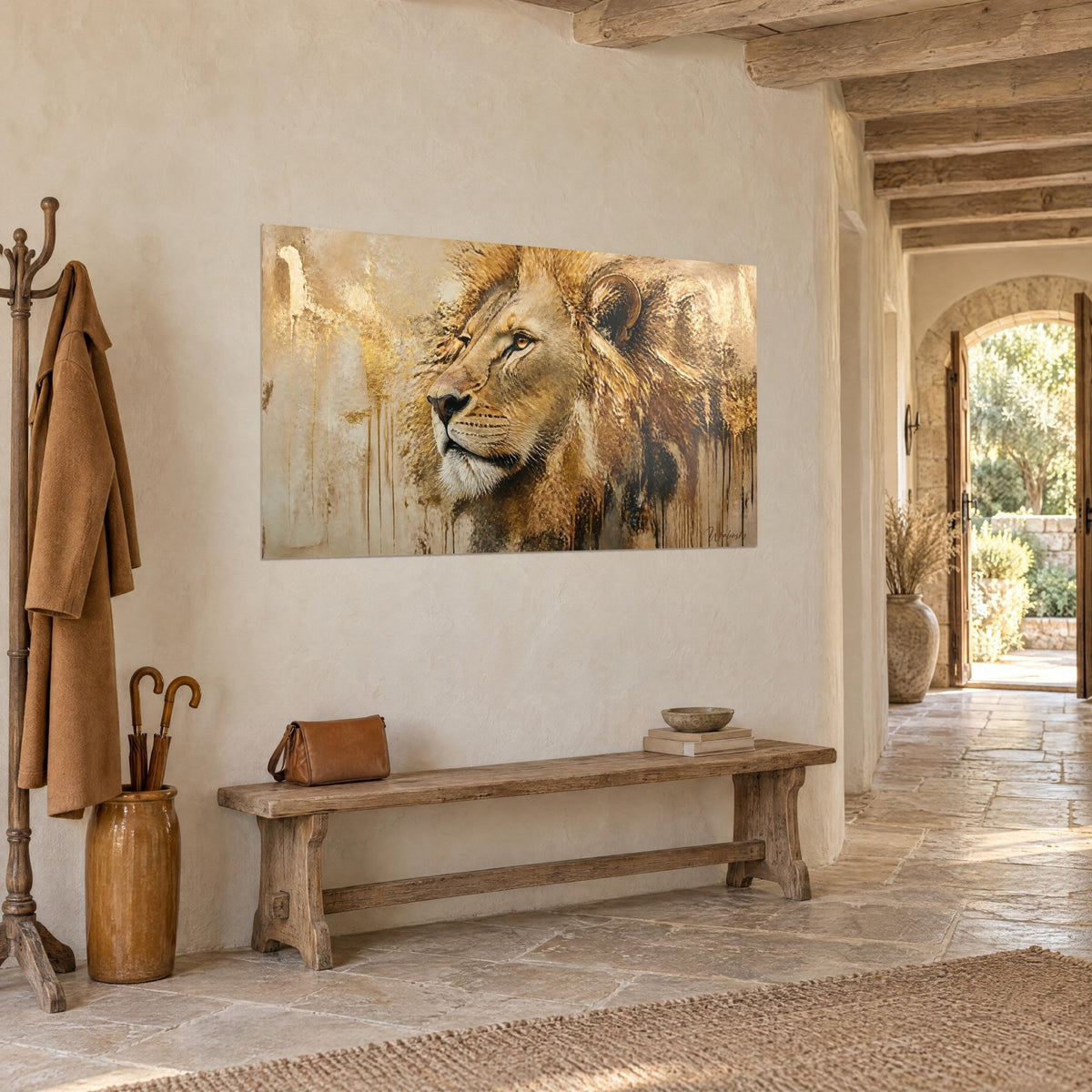 Cuadro felino majestuoso de mirada ámbar, melena miel y carbón, colgado en tres cuartos en una entrada de piedra clara