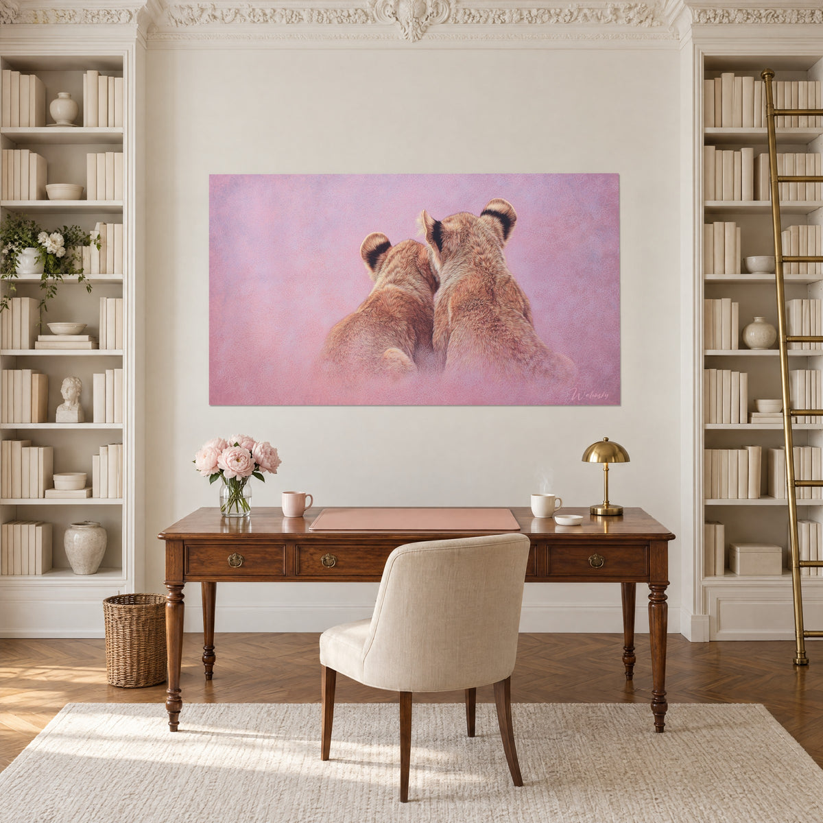 Schilderij portret van twee kleine katachtigen van achteren, gedetailleerde oranje vacht op een zacht roze achtergrond, tussen witte boekenkasten van een studeerkamer