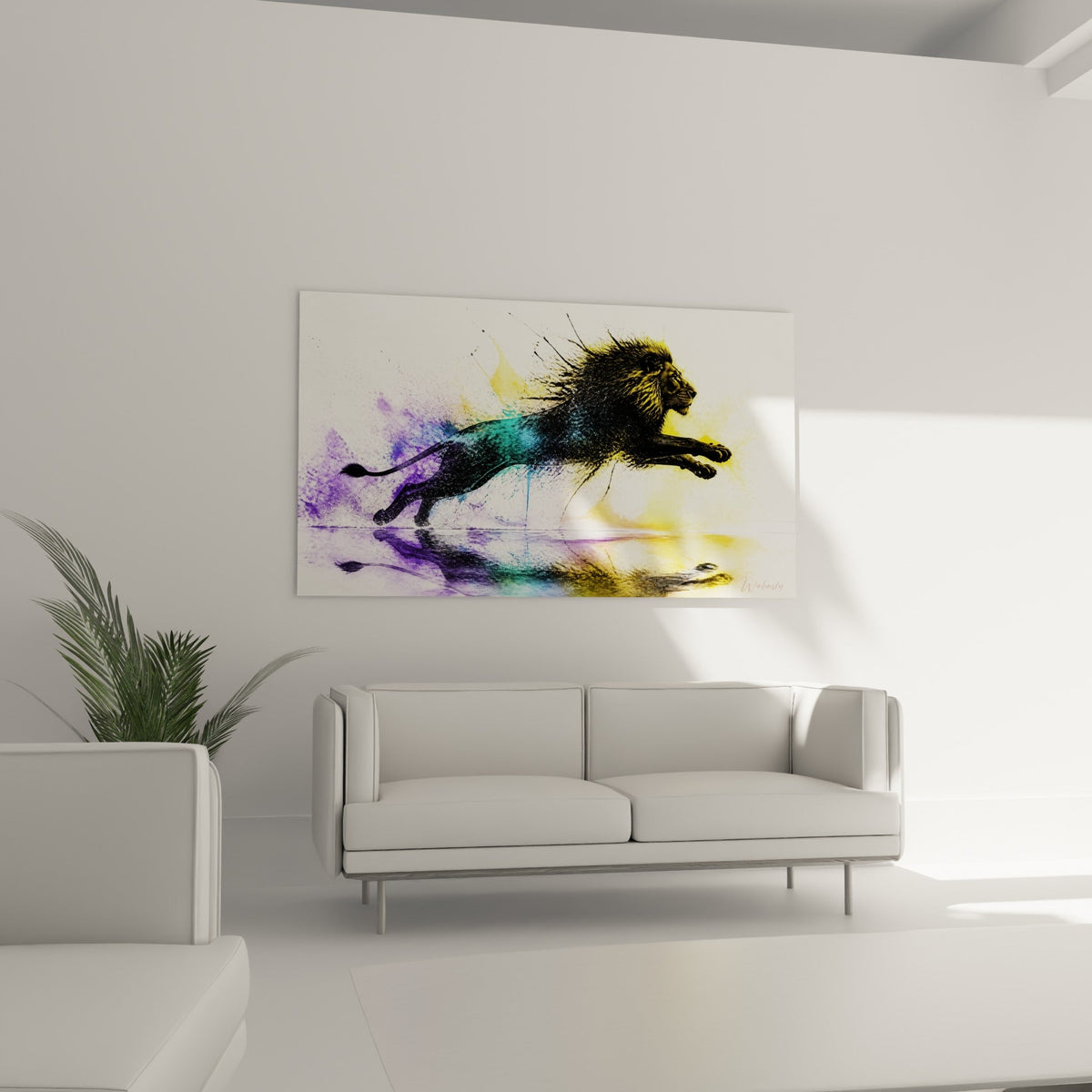 Silhouette du lion mêlant turquoise et jaune ambré, suspendue au-dessus d'un canapé dans un salon lumineux