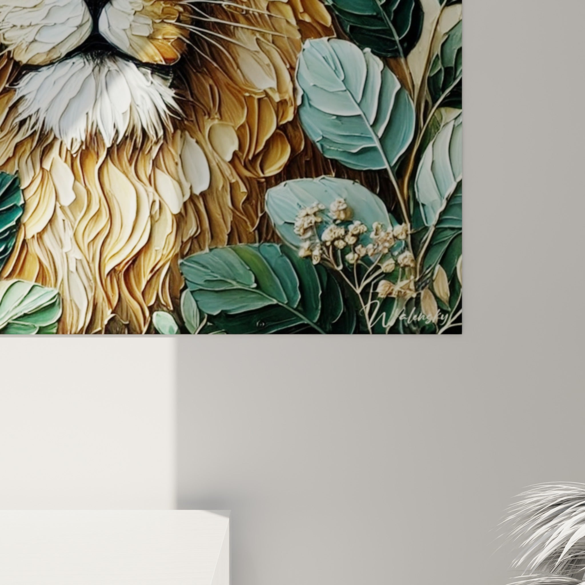 Empâtements dorés et bruns de la crinière du lion se mêlant aux feuilles vert sauge en gros plan