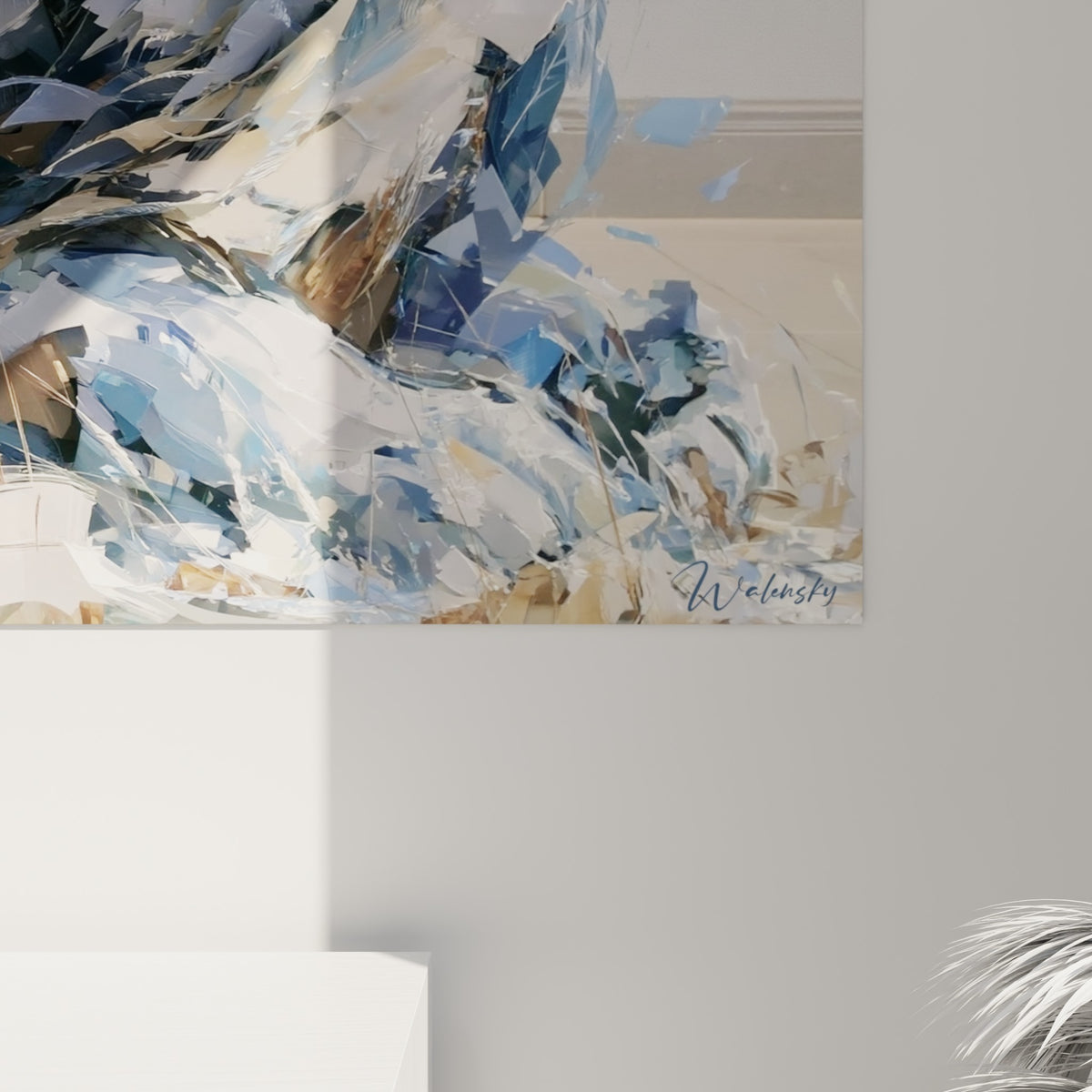 Empâtements anguleux bleu marine, blanc nacré et touches dorées composant la fourrure sculptée du lion