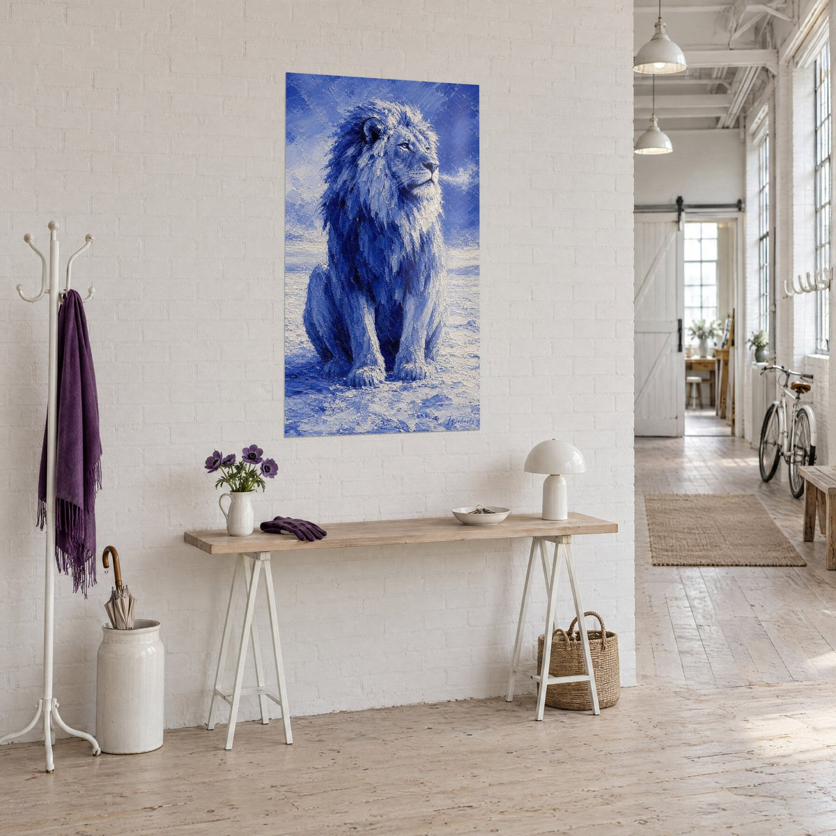 Gemälde majestätische Großkatze in Kobaltblau und Weiß, Fell aus dicken Farbschichten, weiße Backsteinwand eines Künstlerlofts